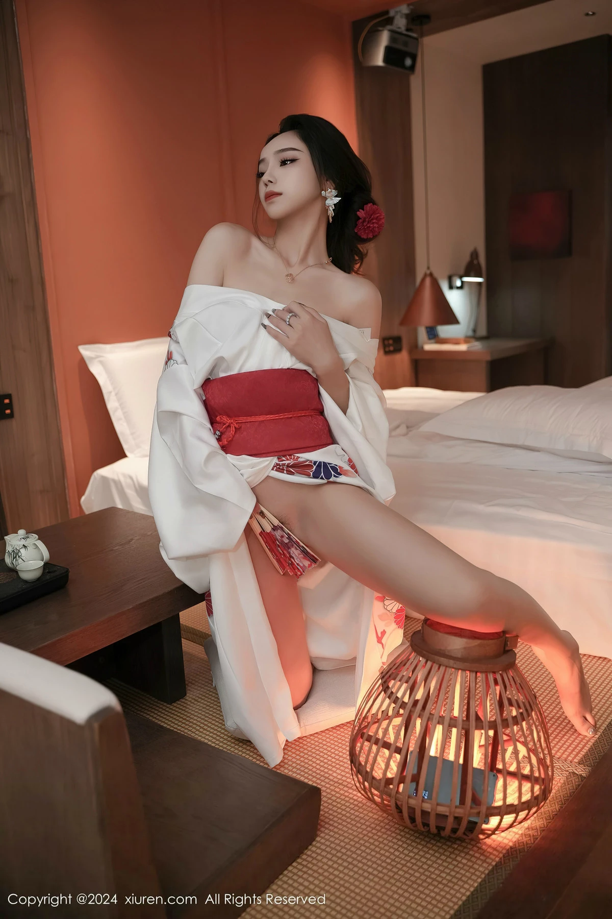 [[XiuRen秀人网]秀人网]No.8367_模特苏曼兮宾馆场景性感白色日系和服半撩秀翘臀美腿诱惑写真85P