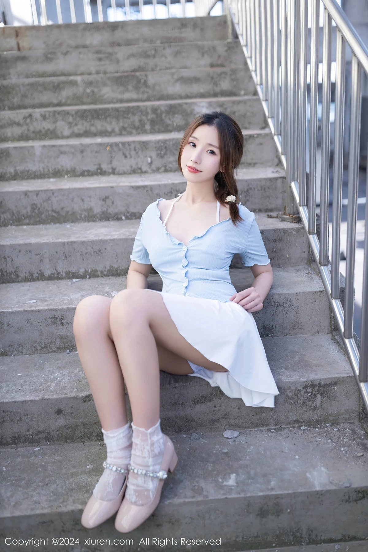 [[XiuRen秀人网]秀人网]No.8369_模特杏子Yada户外蓝色上衣配白短裙露性感白色内衣完美诱惑写真85P