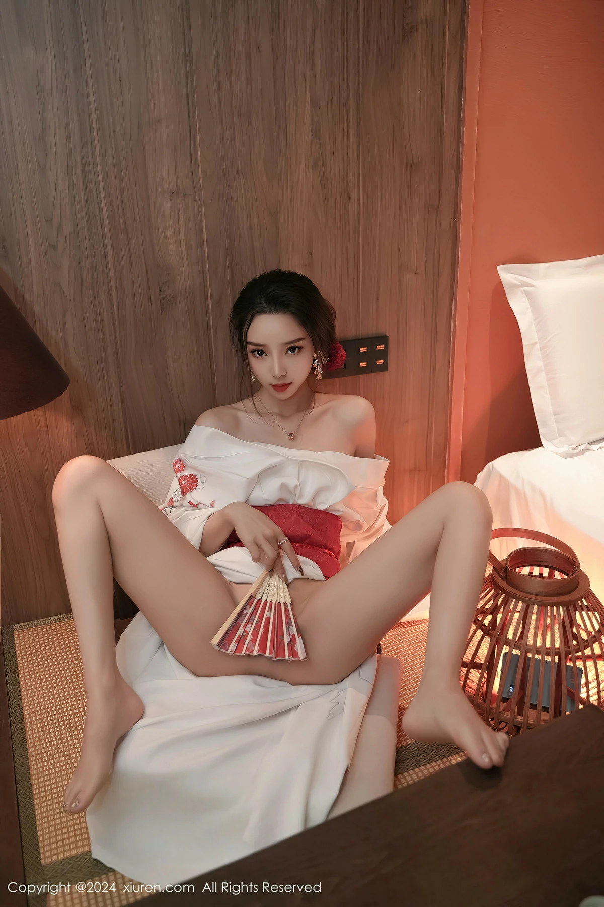 [[XiuRen秀人网]秀人网]No.8367_模特苏曼兮宾馆场景性感白色日系和服半撩秀翘臀美腿诱惑写真85P