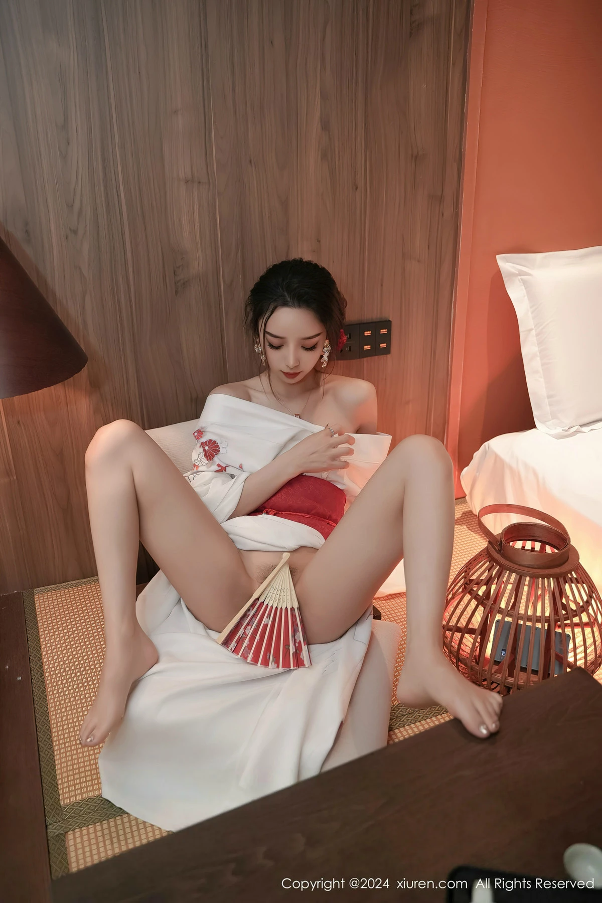 [[XiuRen秀人网]秀人网]No.8367_模特苏曼兮宾馆场景性感白色日系和服半撩秀翘臀美腿诱惑写真85P