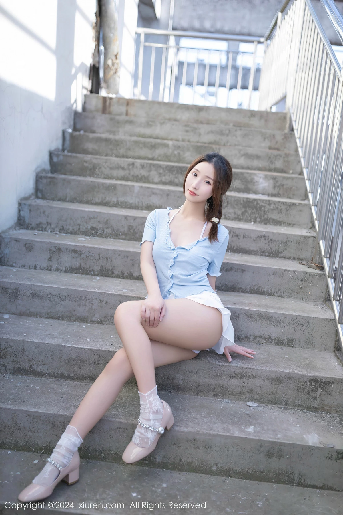 [[XiuRen秀人网]秀人网]No.8369_模特杏子Yada户外蓝色上衣配白短裙露性感白色内衣完美诱惑写真85P