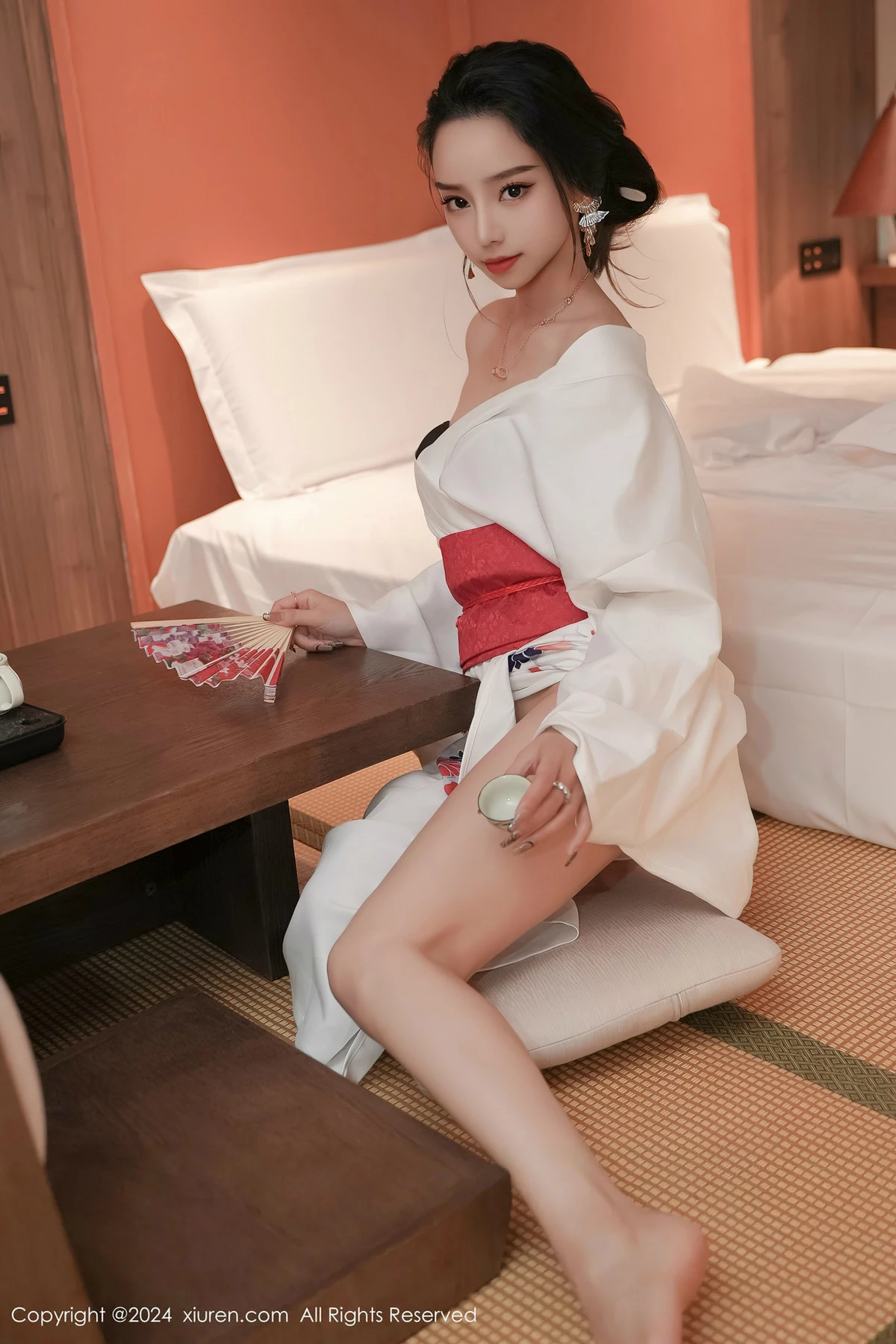 [[XiuRen秀人网]秀人网]No.8367_模特苏曼兮宾馆场景性感白色日系和服半撩秀翘臀美腿诱惑写真85P