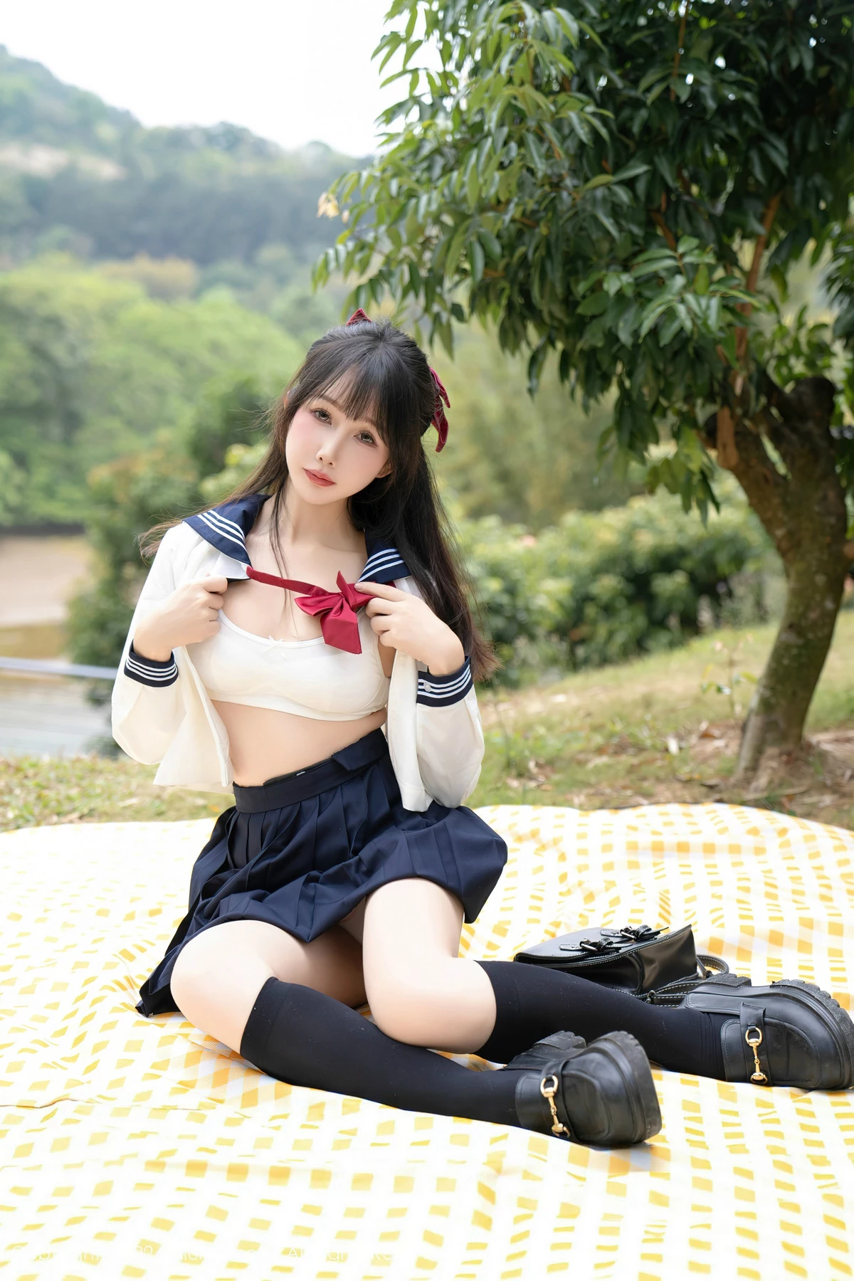 [[XiuRen秀人网]秀人网]No.8365_模特波巧酱长白山旅拍性感学妹制服配黑丝袜秀曼妙身姿诱惑写真85P