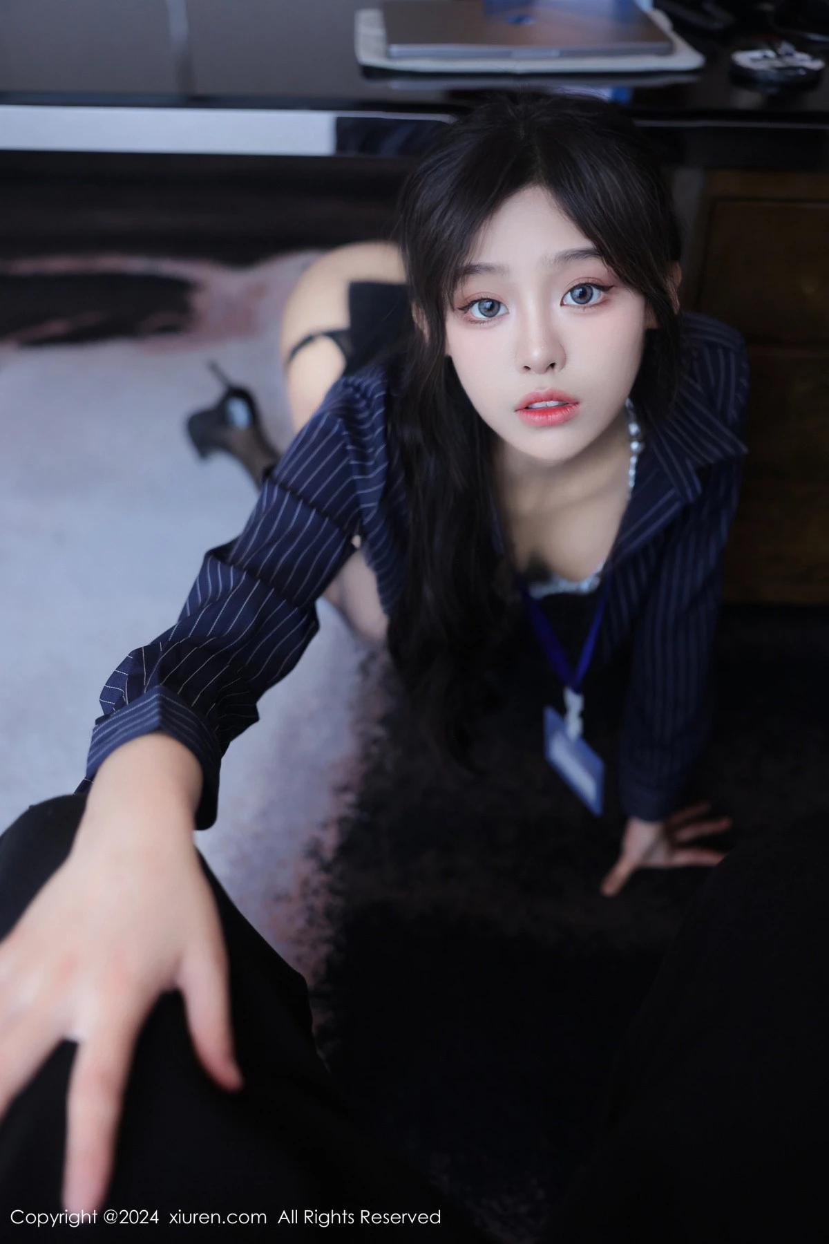 [[XiuRen秀人网]秀人网]No.8373_模特王心悦性感蓝色OL服饰配黑丝吊袜半脱秀惹火身材诱惑写真82P