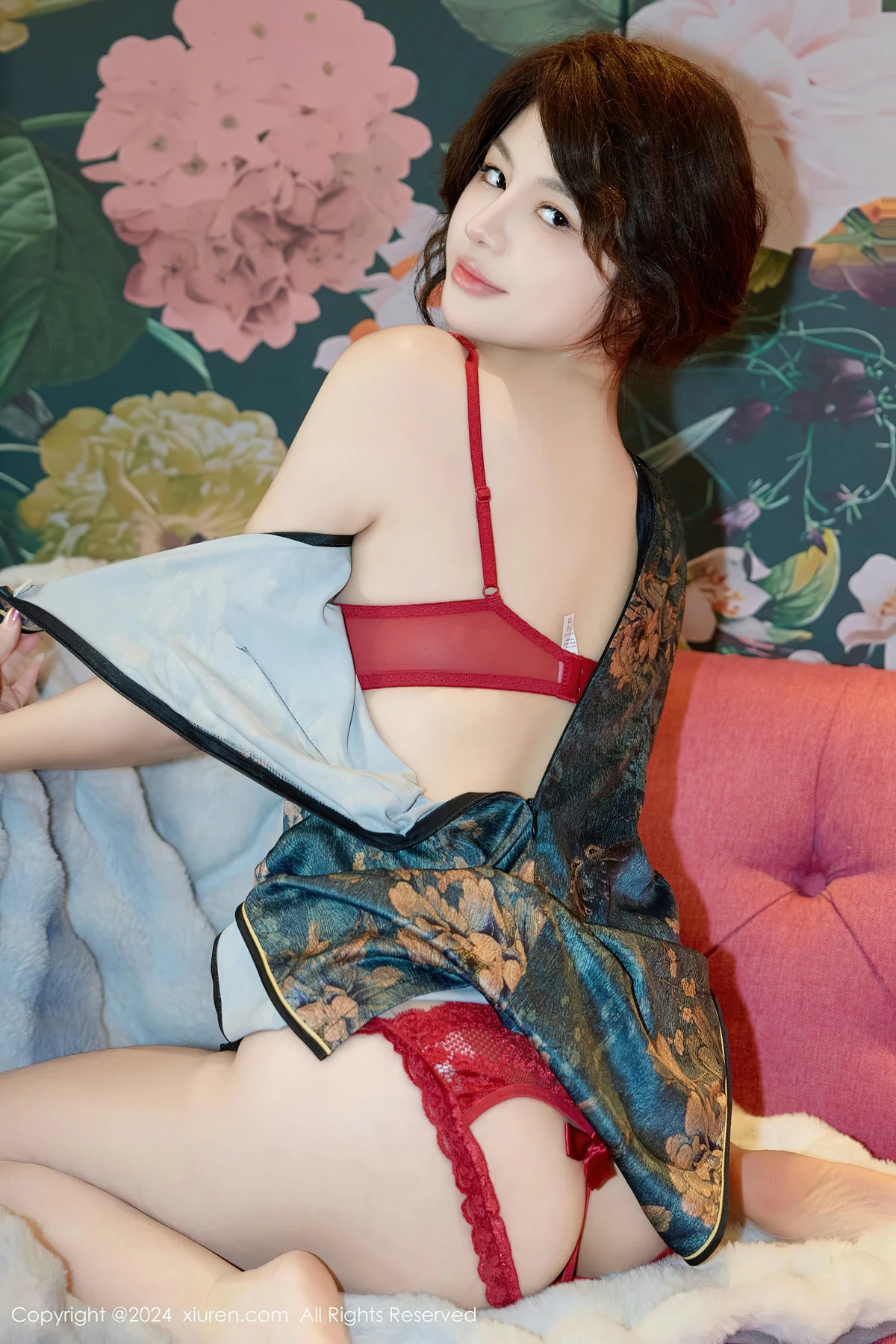 [[XiuRen秀人网]秀人网]No.8374_模特沈思怡性感带图案旗袍露红色情趣内衣秀完美身材诱惑写真62P