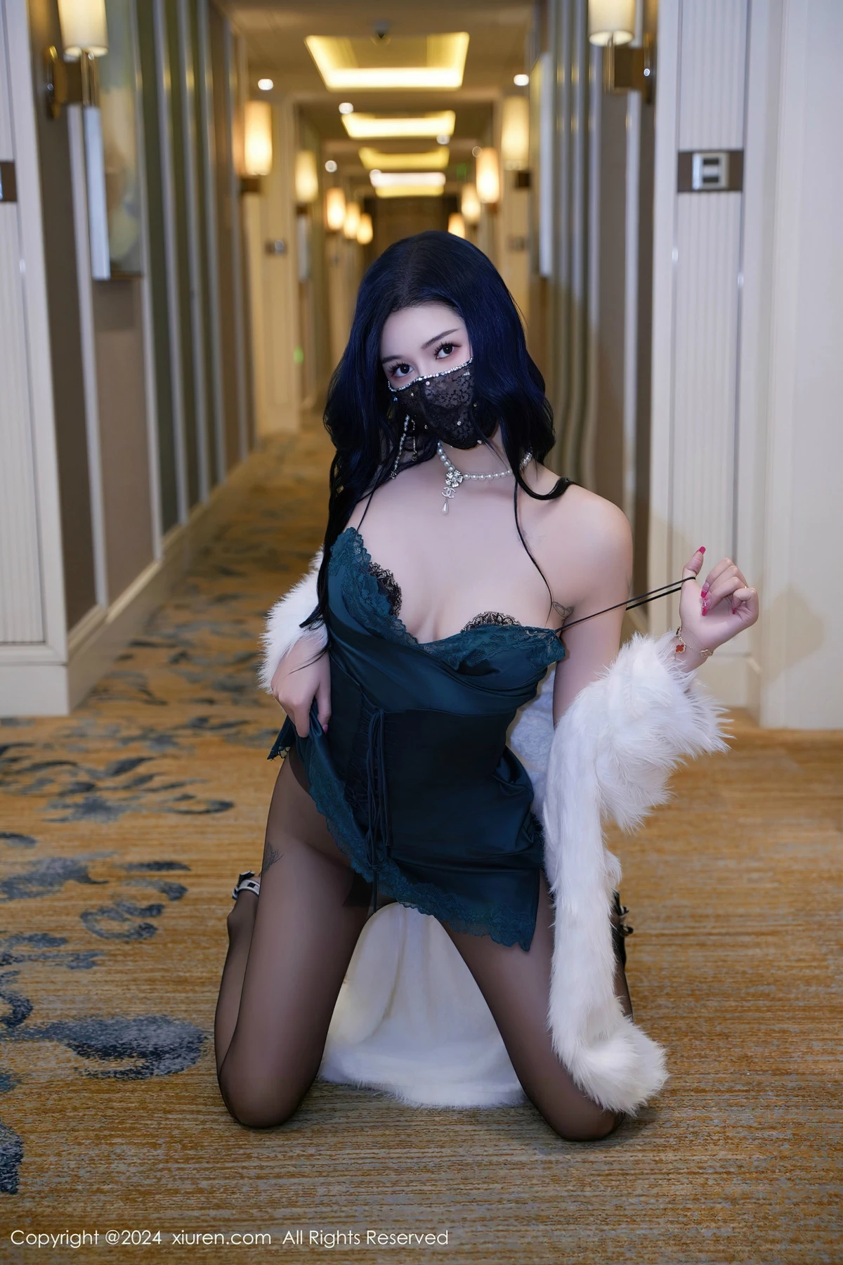 [[XiuRen秀人网]秀人网]No.8372_模特芮芮私房性感蓝色吊带短裙配超薄黑丝秀完美身材诱惑写真68P