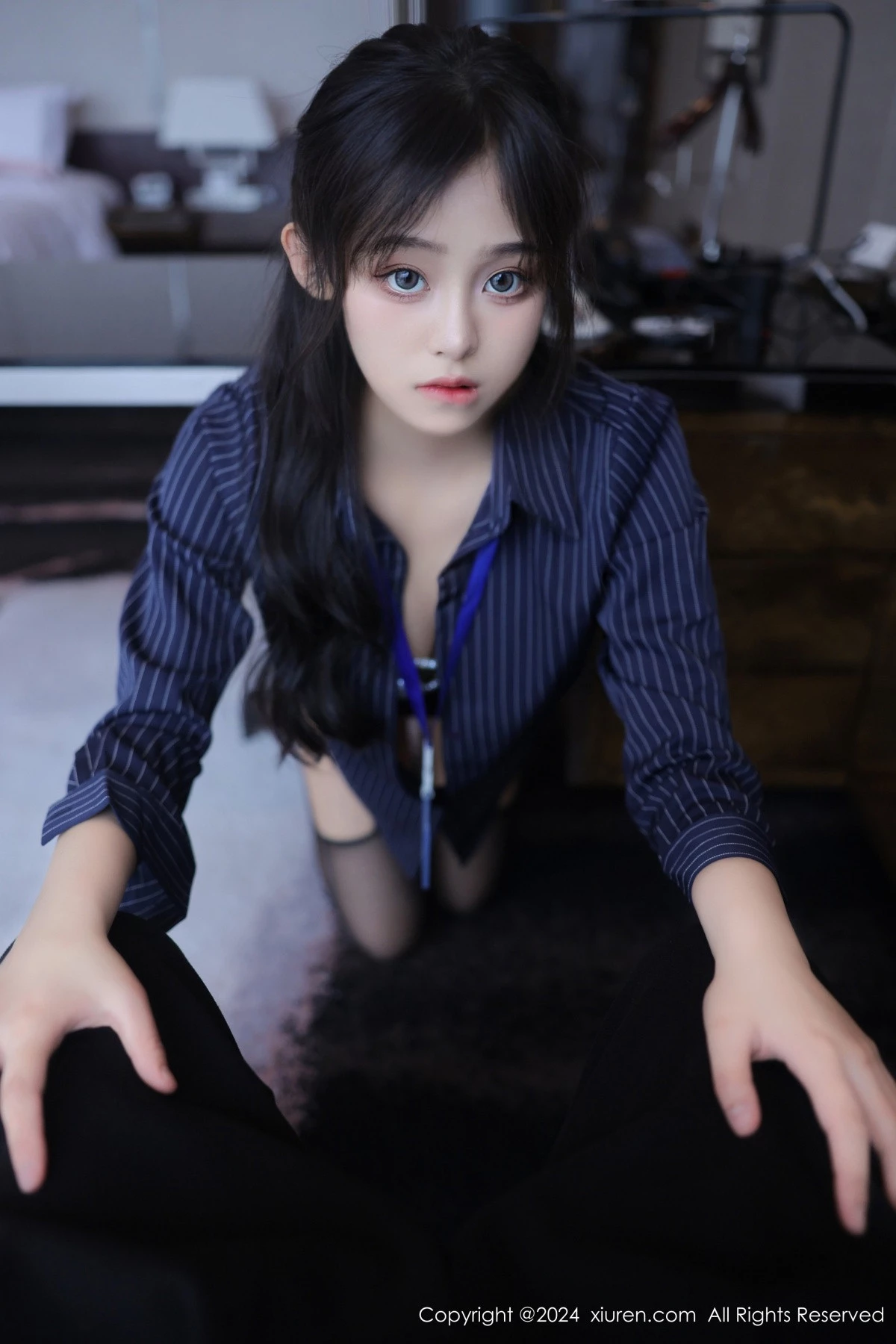 [[XiuRen秀人网]秀人网]No.8373_模特王心悦性感蓝色OL服饰配黑丝吊袜半脱秀惹火身材诱惑写真82P