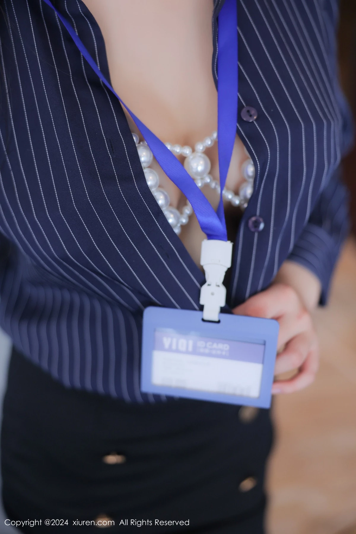 [[XiuRen秀人网]秀人网]No.8373_模特王心悦性感蓝色OL服饰配黑丝吊袜半脱秀惹火身材诱惑写真82P