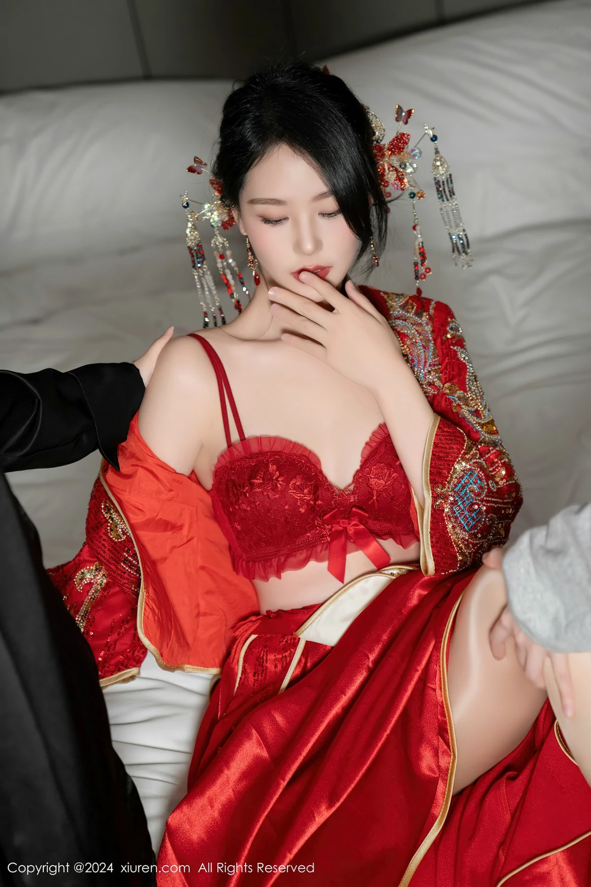 [[XiuRen秀人网]秀人网]No.8376_模特利世性感红色新娘妆露红色内衣配超薄闪亮肉丝完美诱惑写真95P