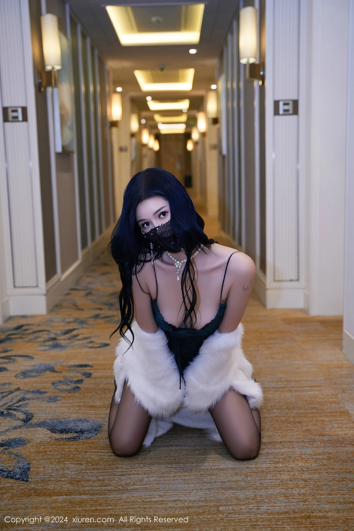 [[XiuRen秀人网]秀人网]No.8372_模特芮芮私房性感蓝色吊带短裙配超薄黑丝秀完美身材诱惑写真68P