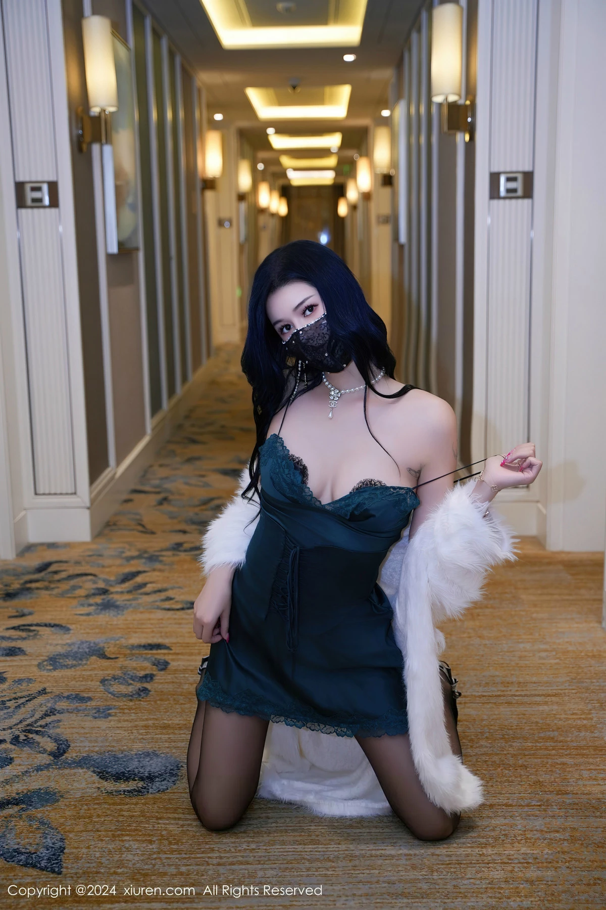 [[XiuRen秀人网]秀人网]No.8372_模特芮芮私房性感蓝色吊带短裙配超薄黑丝秀完美身材诱惑写真68P