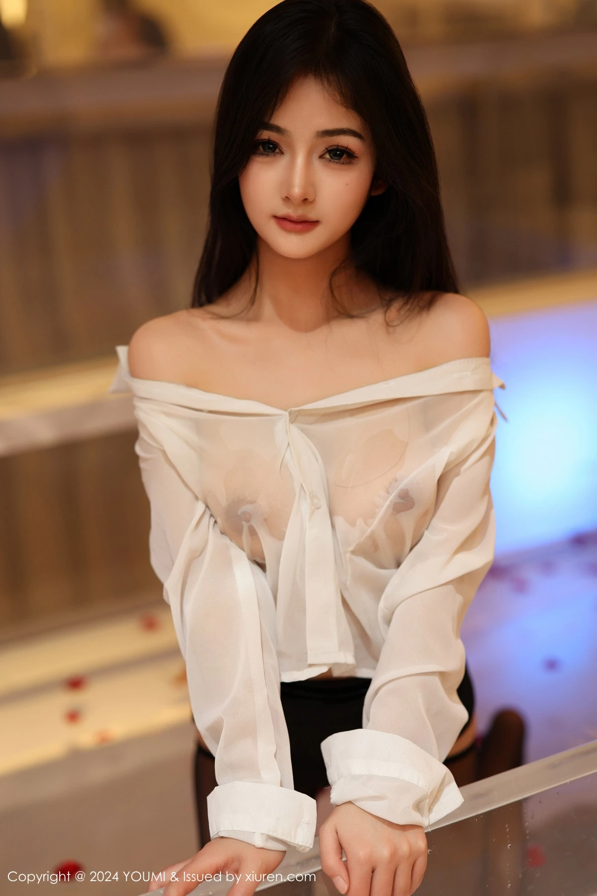 [YouMi尤蜜荟]Vol.1050_模特谭小灵性感薄透白T配黑短裙露超薄黑丝秀翘臀美腿诱惑写真90P