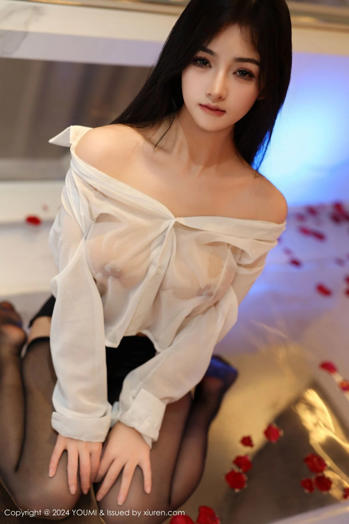 [YouMi尤蜜荟]Vol.1050_模特谭小灵性感薄透白T配黑短裙露超薄黑丝秀翘臀美腿诱惑写真90P