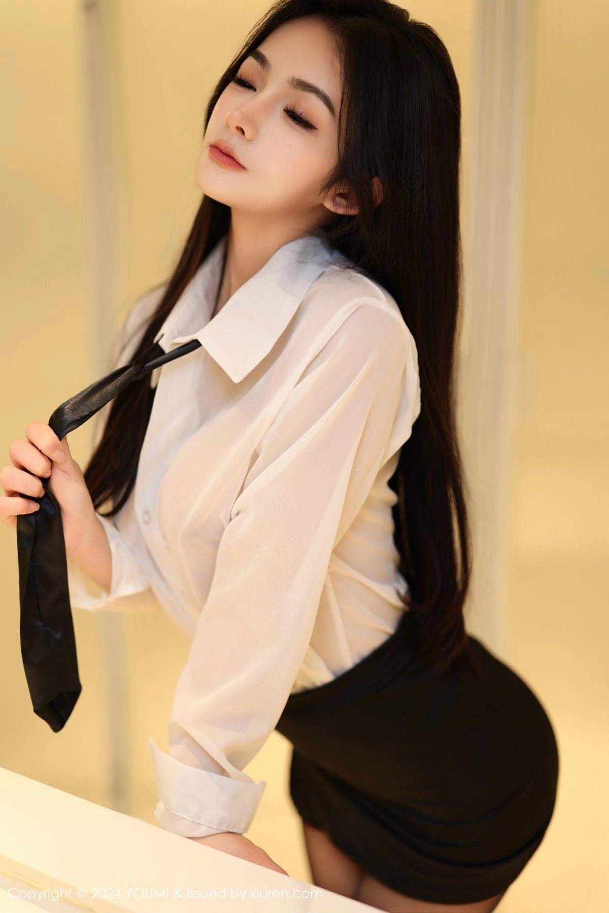 [YouMi尤蜜荟]Vol.1050_模特谭小灵性感薄透白T配黑短裙露超薄黑丝秀翘臀美腿诱惑写真90P