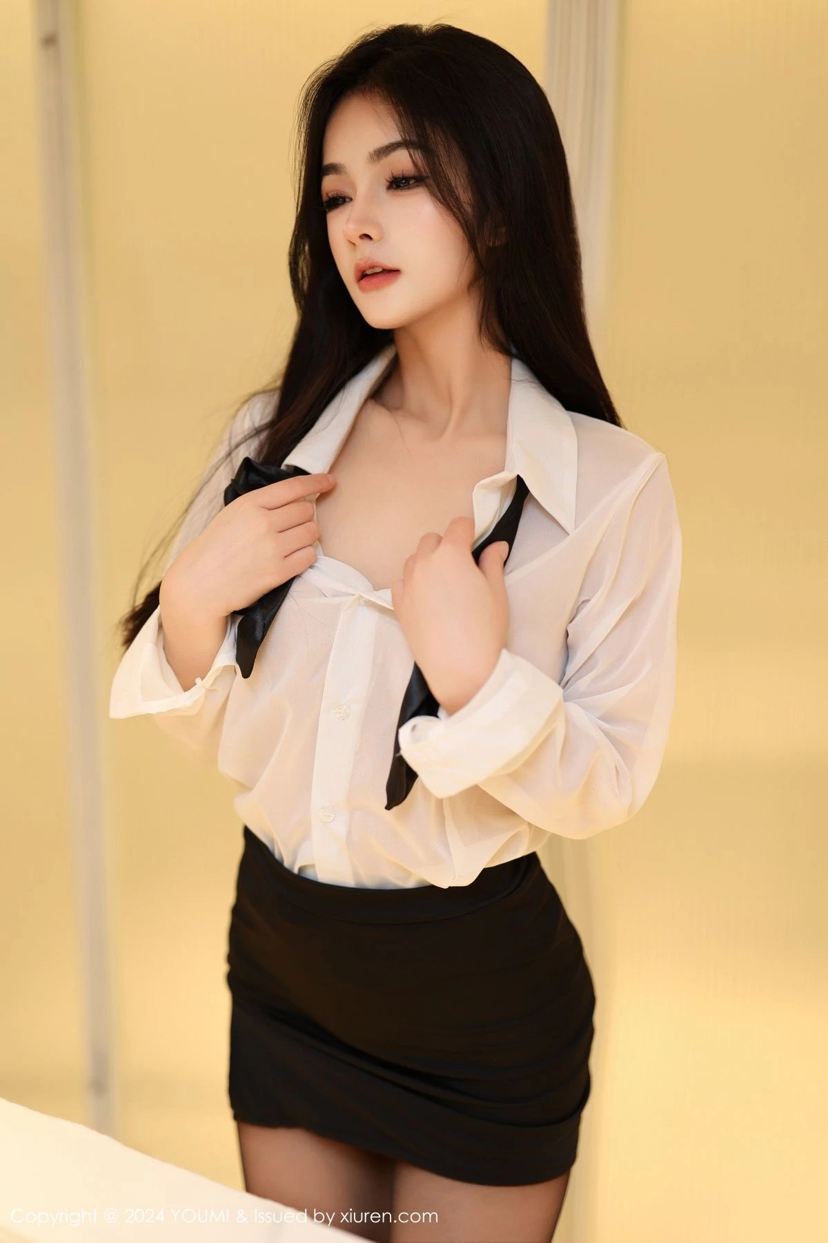 [YouMi尤蜜荟]Vol.1050_模特谭小灵性感薄透白T配黑短裙露超薄黑丝秀翘臀美腿诱惑写真90P