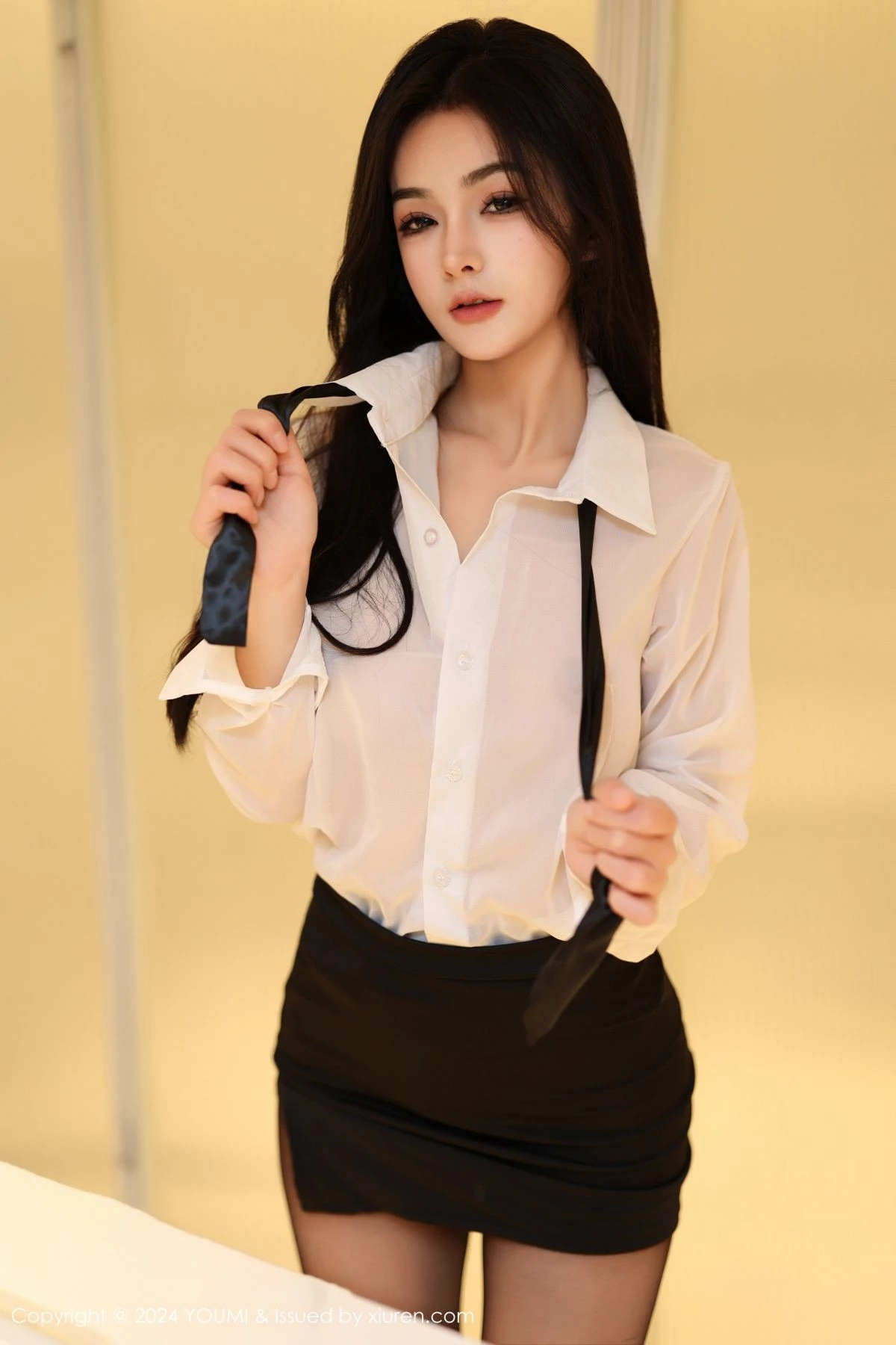 [YouMi尤蜜荟]Vol.1050_模特谭小灵性感薄透白T配黑短裙露超薄黑丝秀翘臀美腿诱惑写真90P