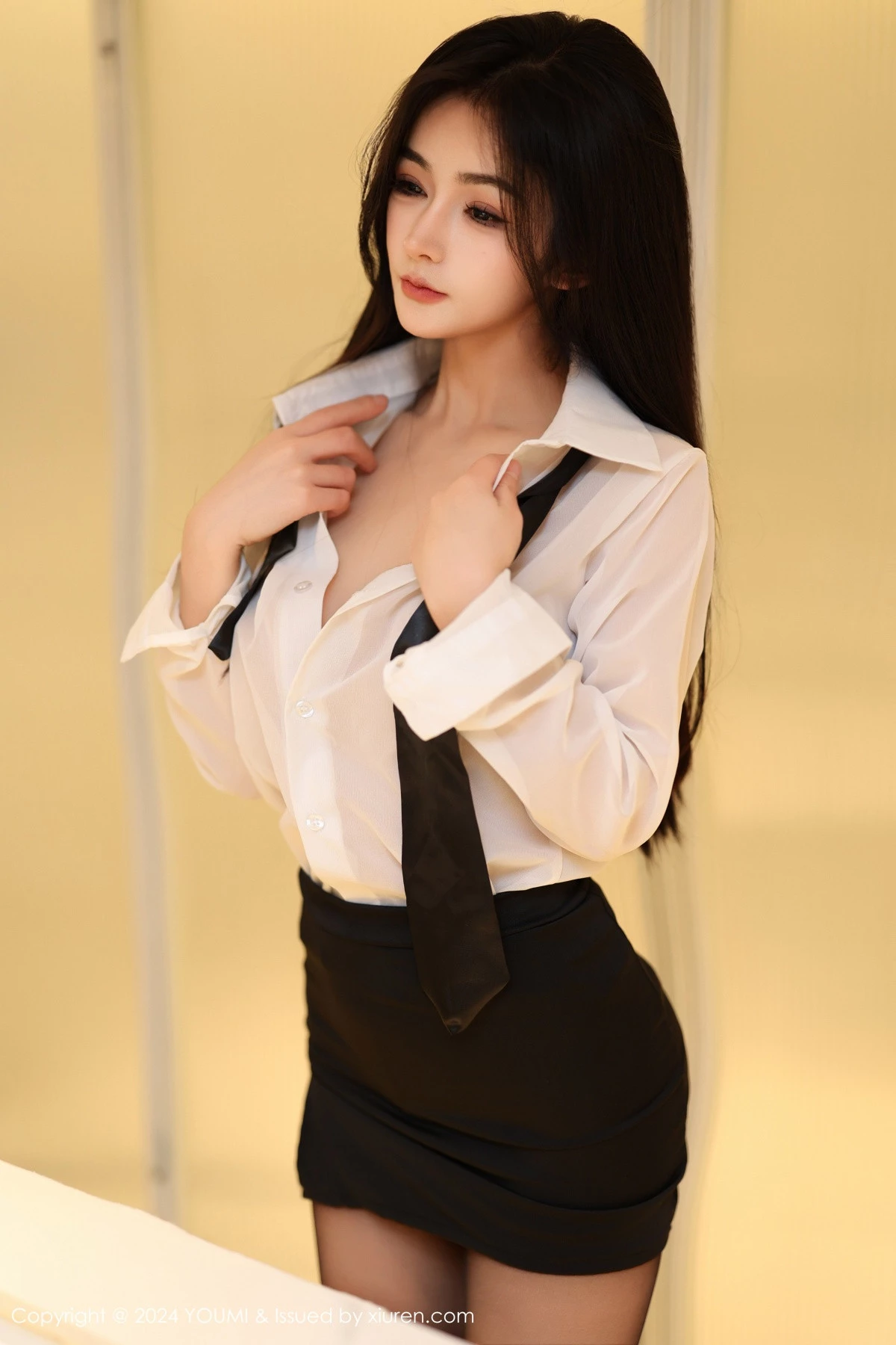 [YouMi尤蜜荟]Vol.1050_模特谭小灵性感薄透白T配黑短裙露超薄黑丝秀翘臀美腿诱惑写真90P