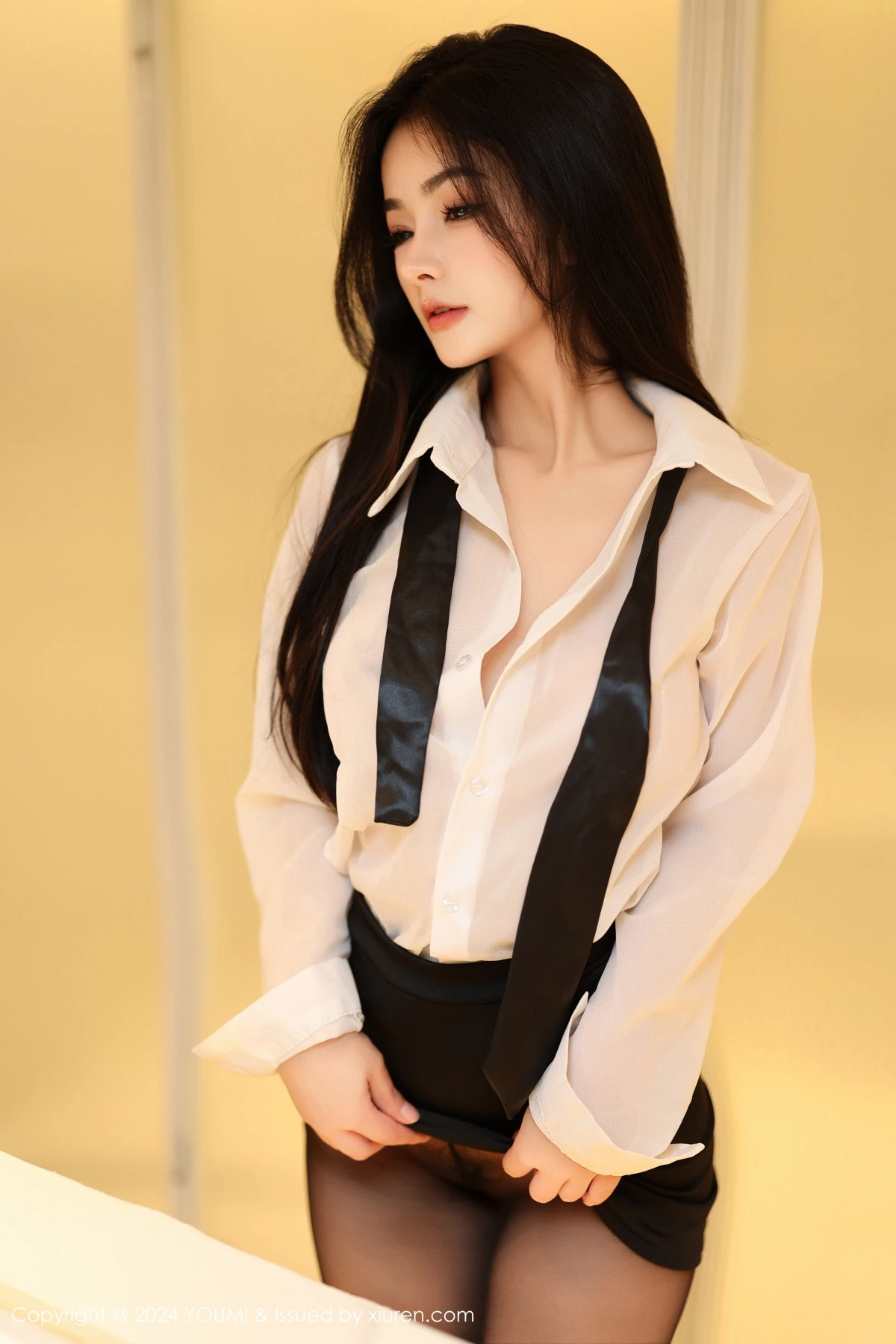 [YouMi尤蜜荟]Vol.1050_模特谭小灵性感薄透白T配黑短裙露超薄黑丝秀翘臀美腿诱惑写真90P