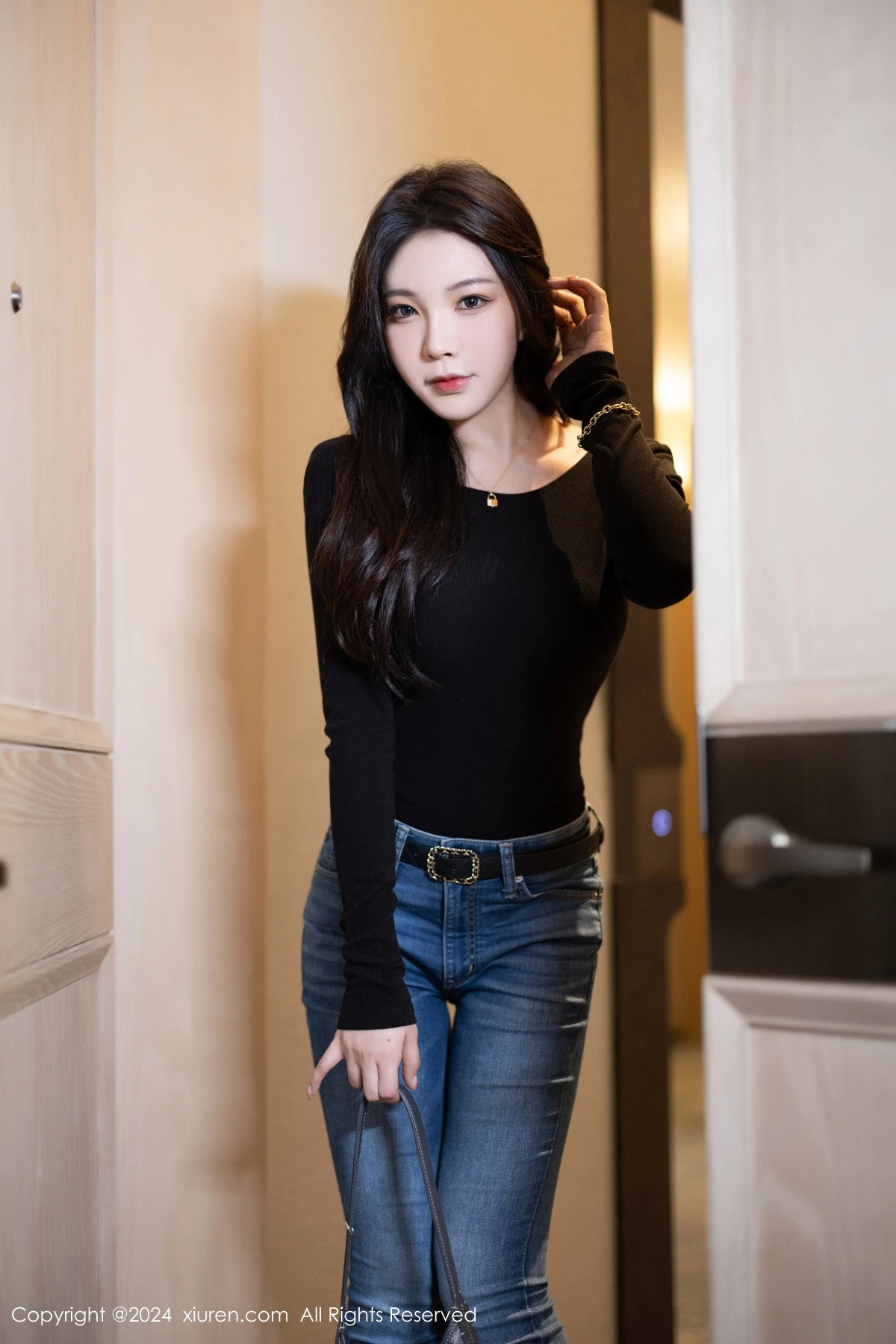 [[XiuRen秀人网]秀人网]No.8385_模特徐莉芝Booty黑色露背上衣+皮质连衣裙秀曼妙身姿诱惑写真92P