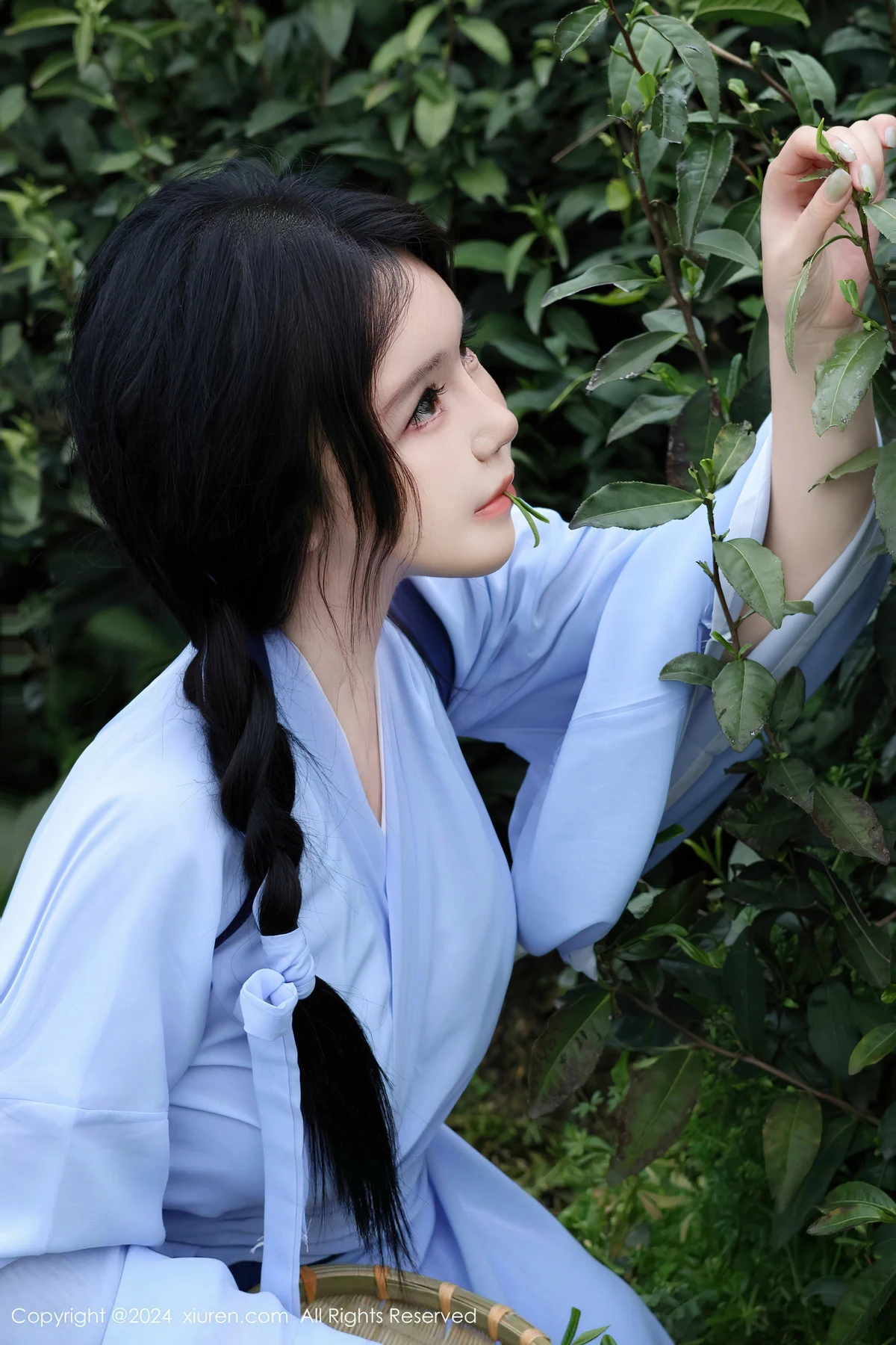 [[XiuRen秀人网]秀人网]No.8386_模特小薯条nienie户外剧情性感蓝色连衣裙半脱秀惹火身材诱惑写真85P