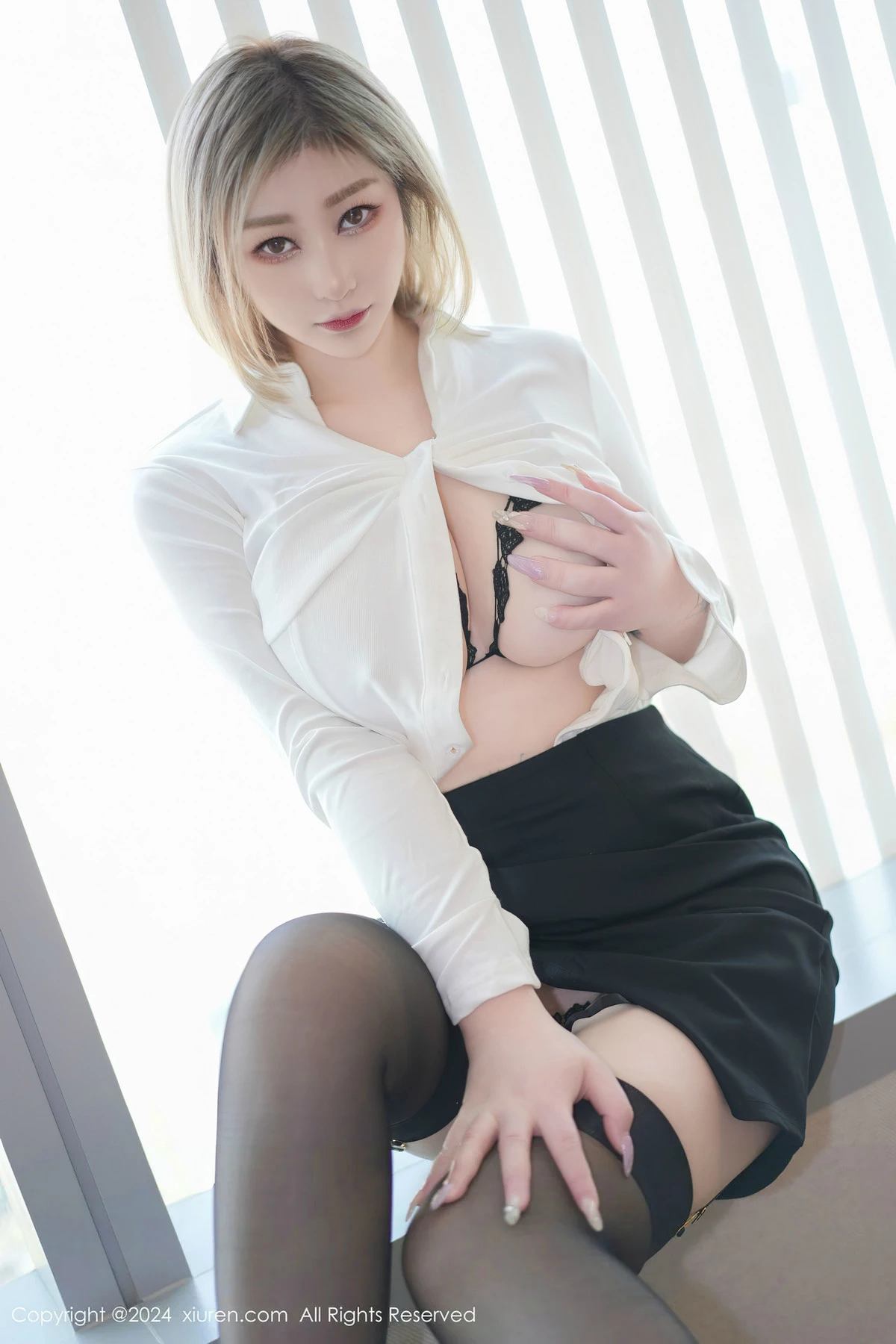 [[XiuRen秀人网]秀人网]No.8381_女神妲己_Toxic性感白T配黑短裙露黑色情趣服饰秀美臀诱惑写真70P