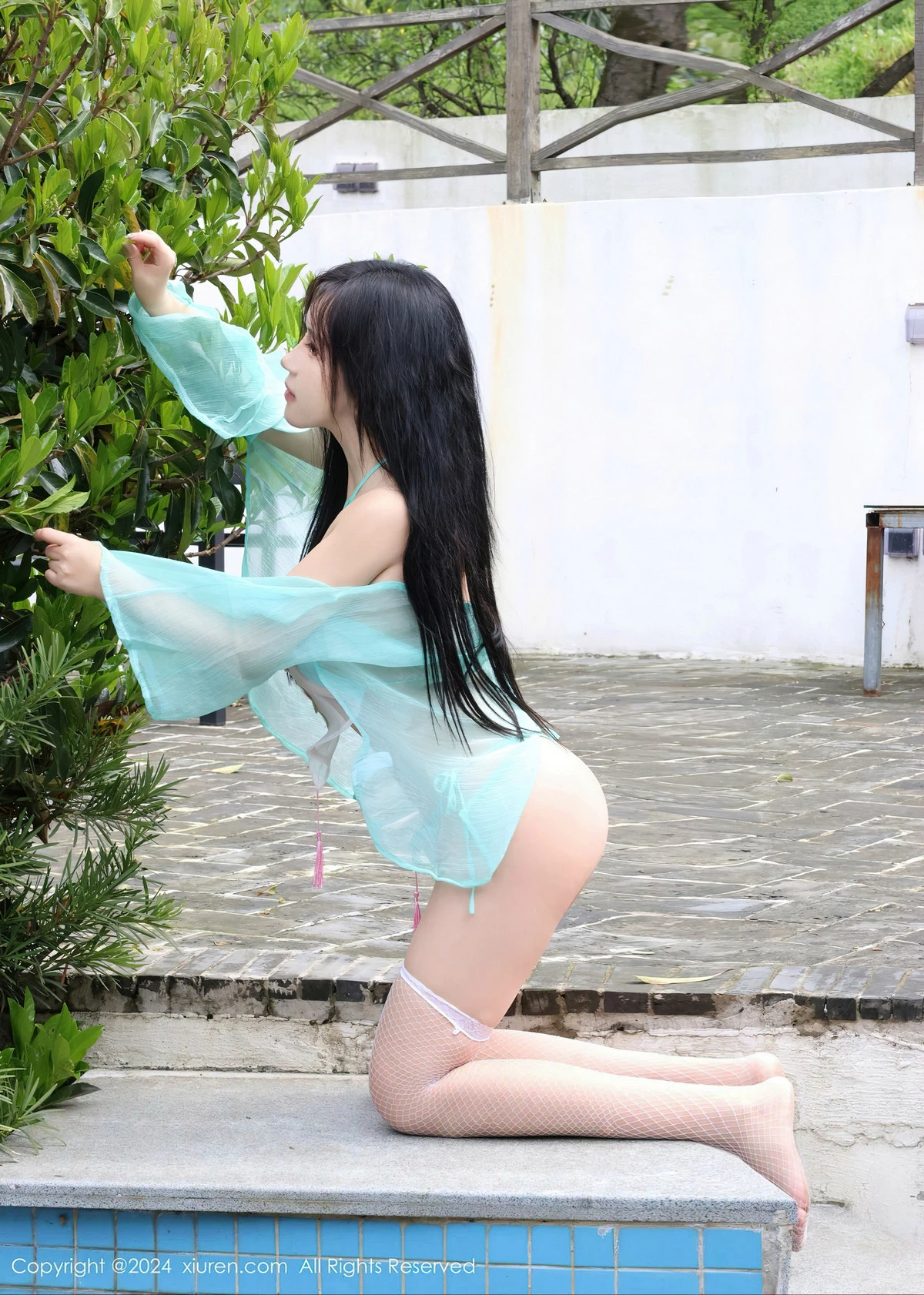 [[XiuRen秀人网]秀人网]No.8386_模特小薯条nienie户外剧情性感蓝色连衣裙半脱秀惹火身材诱惑写真85P