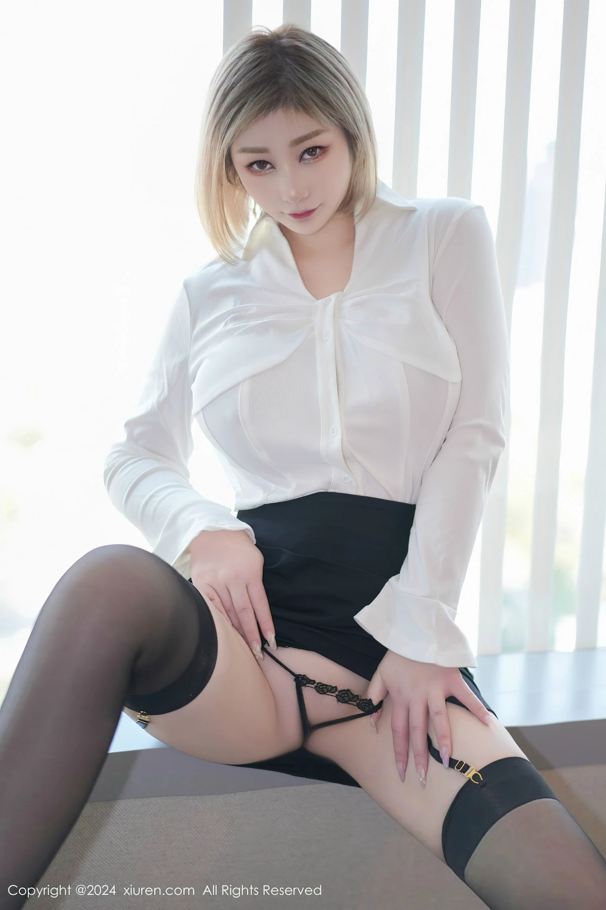 [[XiuRen秀人网]秀人网]No.8381_女神妲己_Toxic性感白T配黑短裙露黑色情趣服饰秀美臀诱惑写真70P