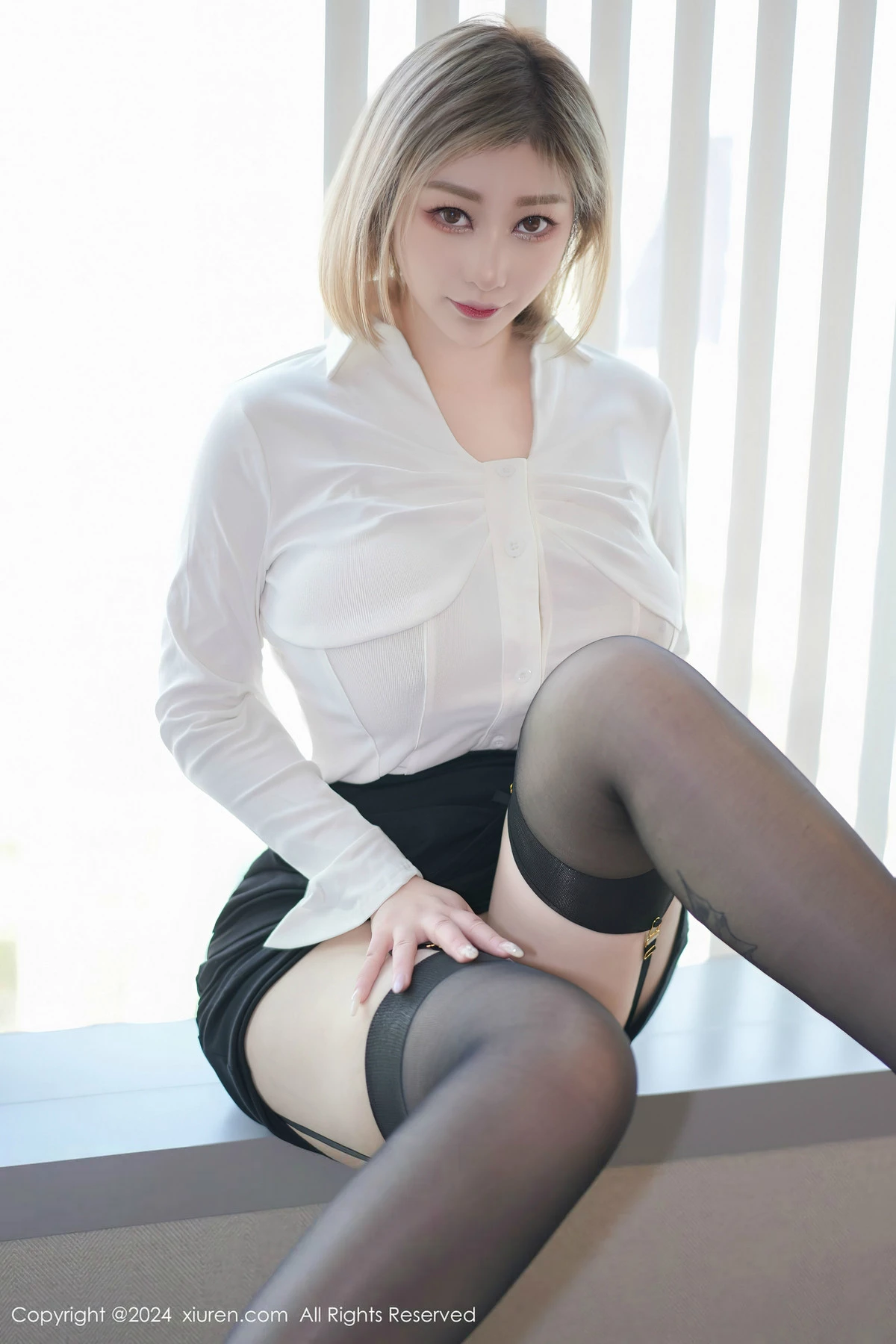 [[XiuRen秀人网]秀人网]No.8381_女神妲己_Toxic性感白T配黑短裙露黑色情趣服饰秀美臀诱惑写真70P