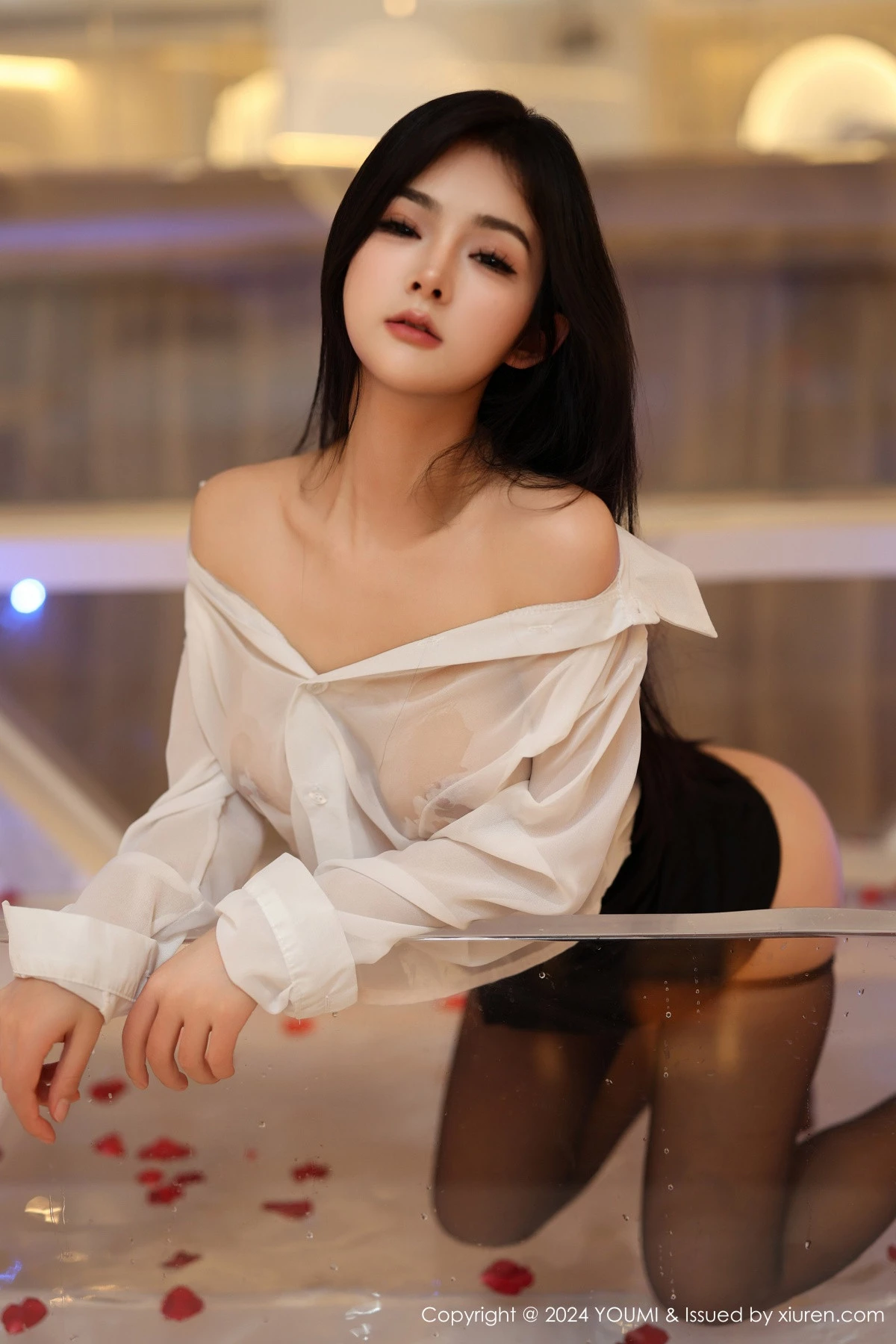 [YouMi尤蜜荟]Vol.1050_模特谭小灵性感薄透白T配黑短裙露超薄黑丝秀翘臀美腿诱惑写真90P