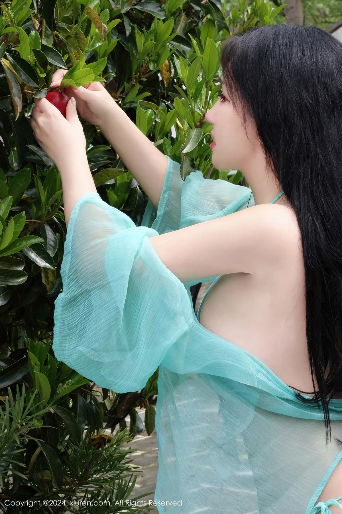 [[XiuRen秀人网]秀人网]No.8386_模特小薯条nienie户外剧情性感蓝色连衣裙半脱秀惹火身材诱惑写真85P