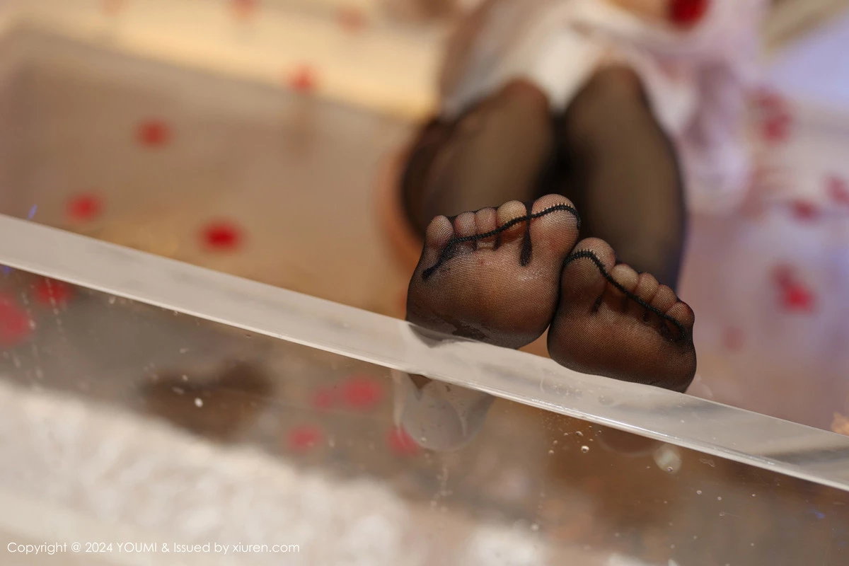 [YouMi尤蜜荟]Vol.1050_模特谭小灵性感薄透白T配黑短裙露超薄黑丝秀翘臀美腿诱惑写真90P