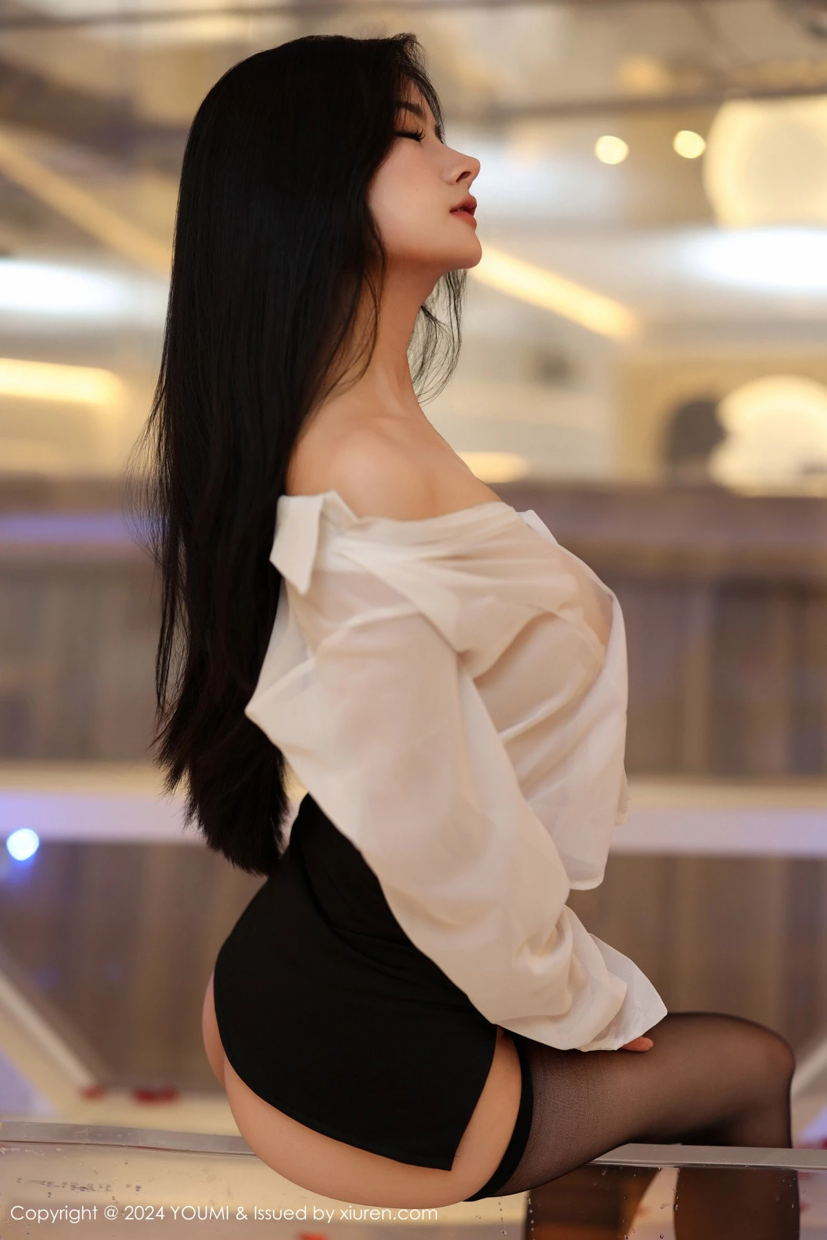 [YouMi尤蜜荟]Vol.1050_模特谭小灵性感薄透白T配黑短裙露超薄黑丝秀翘臀美腿诱惑写真90P