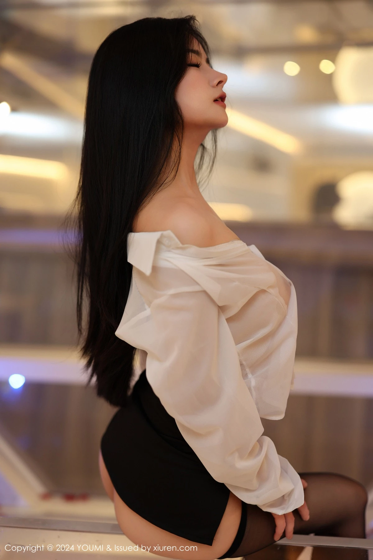 [YouMi尤蜜荟]Vol.1050_模特谭小灵性感薄透白T配黑短裙露超薄黑丝秀翘臀美腿诱惑写真90P