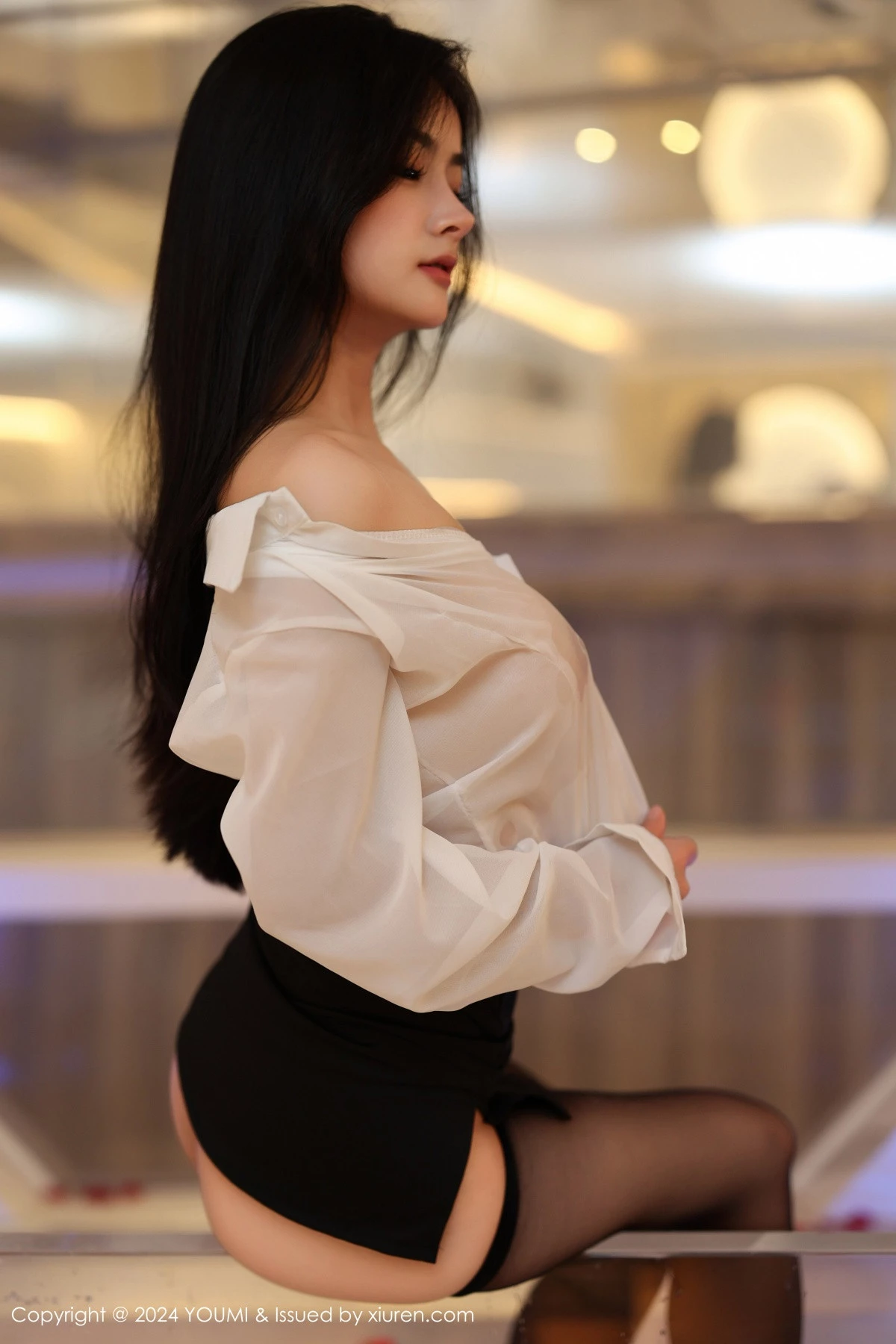 [YouMi尤蜜荟]Vol.1050_模特谭小灵性感薄透白T配黑短裙露超薄黑丝秀翘臀美腿诱惑写真90P