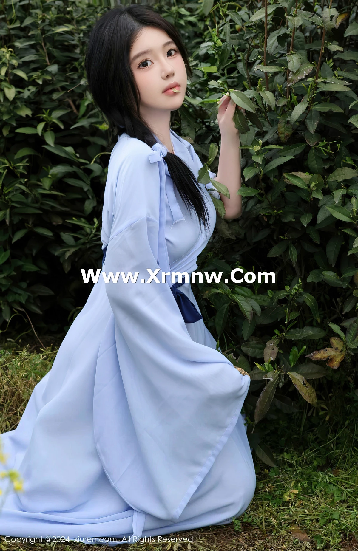 [[XiuRen秀人网]秀人网]No.8386_模特小薯条nienie户外剧情性感蓝色连衣裙半脱秀惹火身材诱惑写真85P