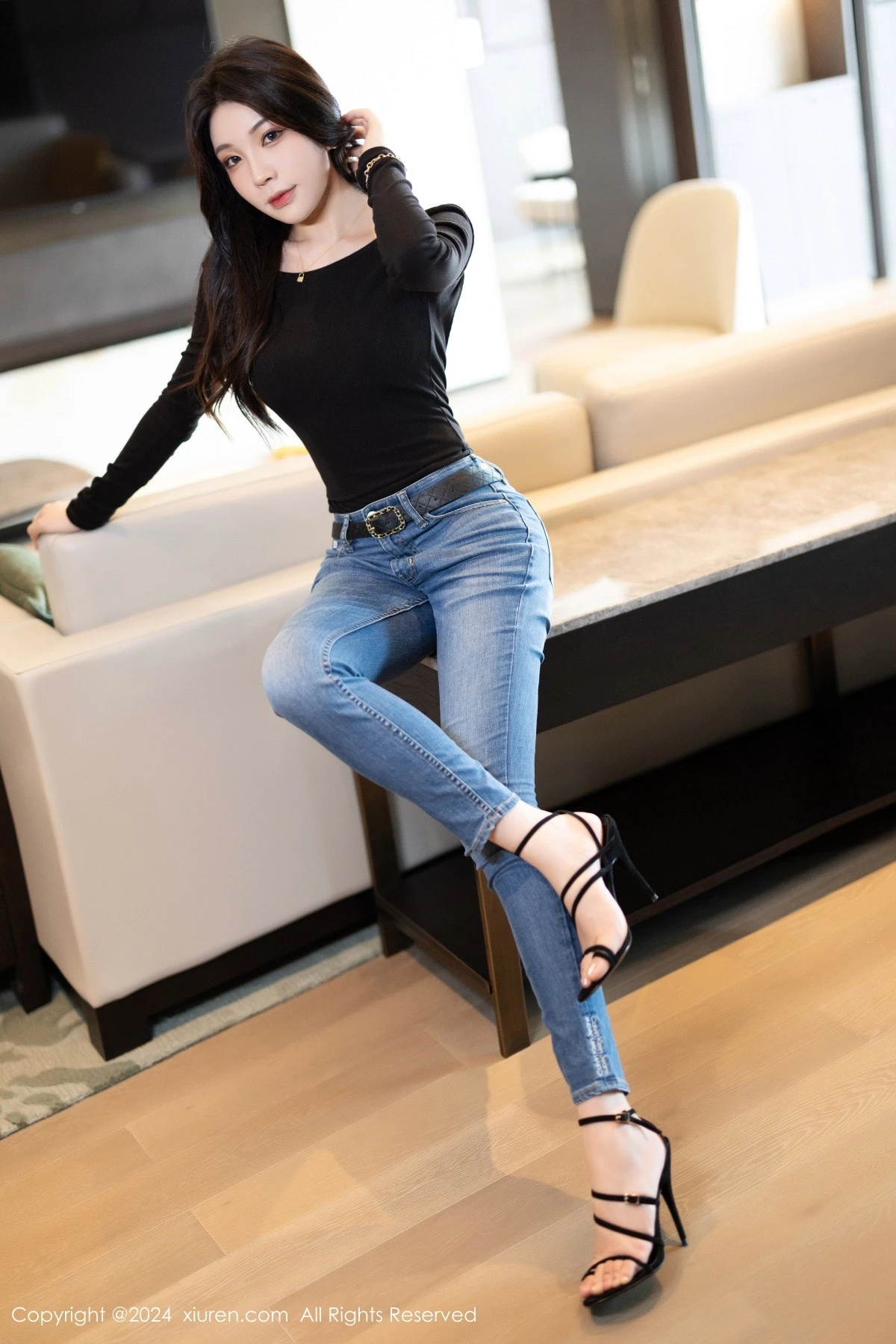 [[XiuRen秀人网]秀人网]No.8385_模特徐莉芝Booty黑色露背上衣+皮质连衣裙秀曼妙身姿诱惑写真92P