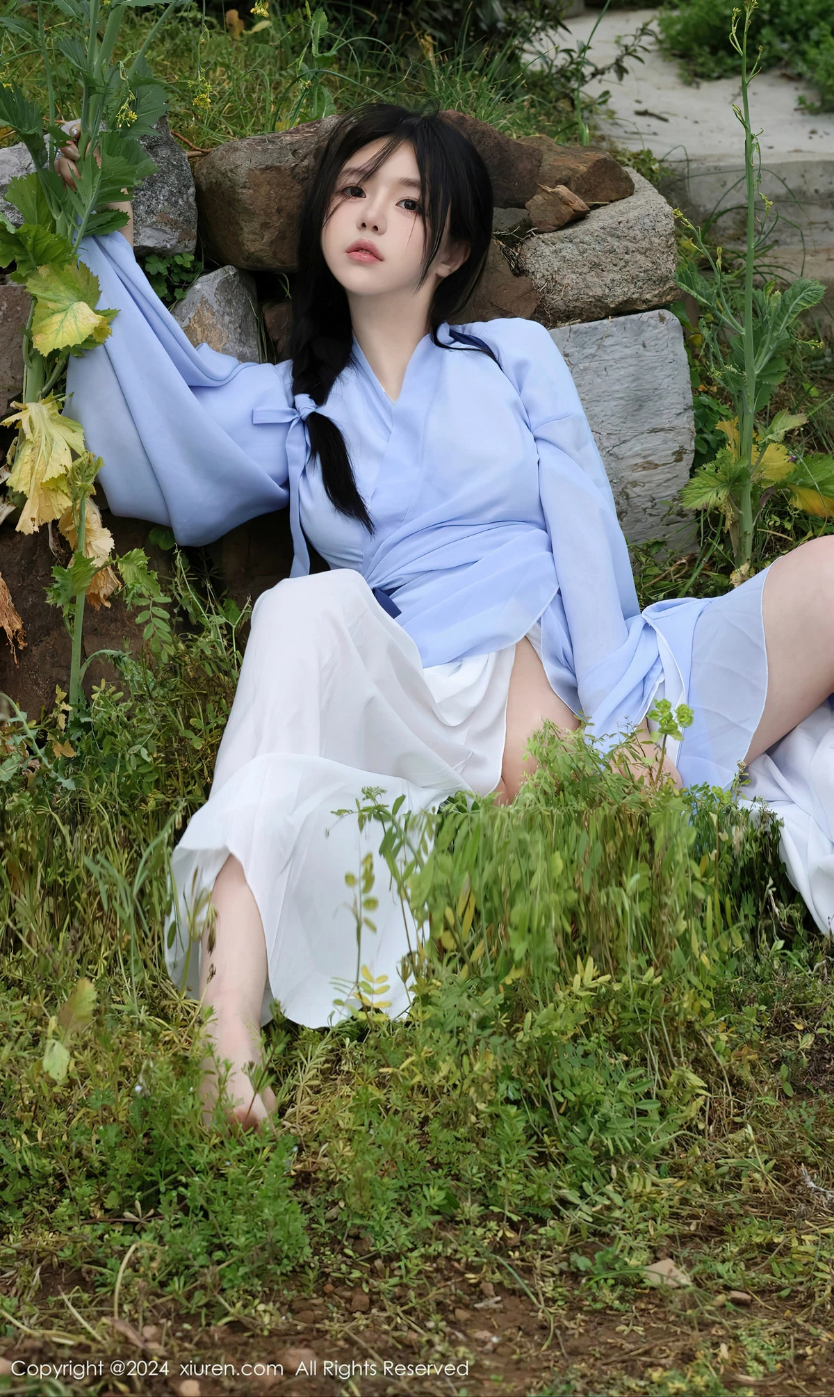 [[XiuRen秀人网]秀人网]No.8386_模特小薯条nienie户外剧情性感蓝色连衣裙半脱秀惹火身材诱惑写真85P