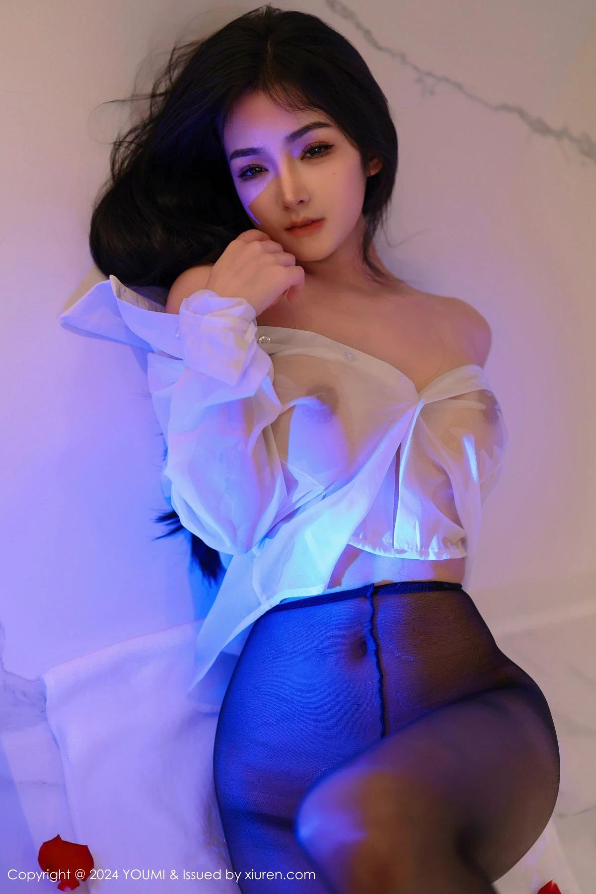 [YouMi尤蜜荟]Vol.1050_模特谭小灵性感薄透白T配黑短裙露超薄黑丝秀翘臀美腿诱惑写真90P