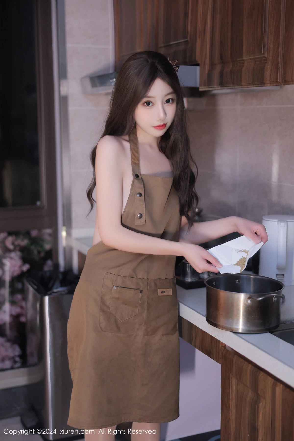 [[XiuRen秀人网]秀人网]No.8388_模特桃妖夭性感咖啡色围裙配超薄无内肉丝秀惹火身材诱惑写真94P