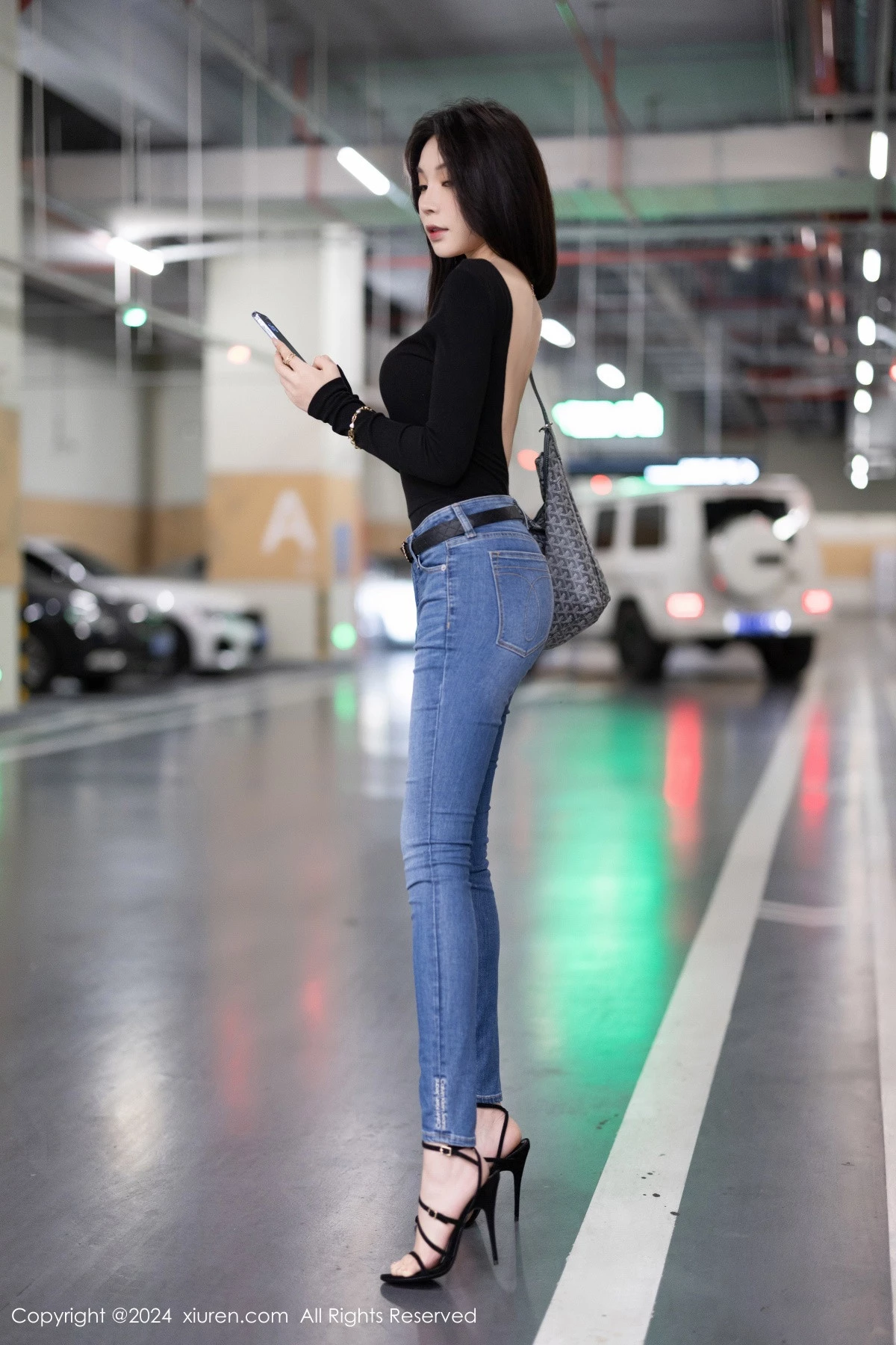 [[XiuRen秀人网]秀人网]No.8385_模特徐莉芝Booty黑色露背上衣+皮质连衣裙秀曼妙身姿诱惑写真92P