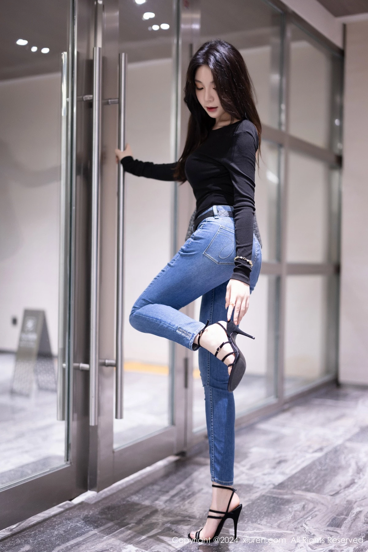 [[XiuRen秀人网]秀人网]No.8385_模特徐莉芝Booty黑色露背上衣+皮质连衣裙秀曼妙身姿诱惑写真92P