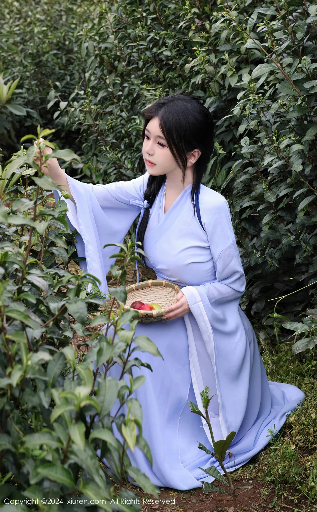 [[XiuRen秀人网]秀人网]No.8386_模特小薯条nienie户外剧情性感蓝色连衣裙半脱秀惹火身材诱惑写真85P