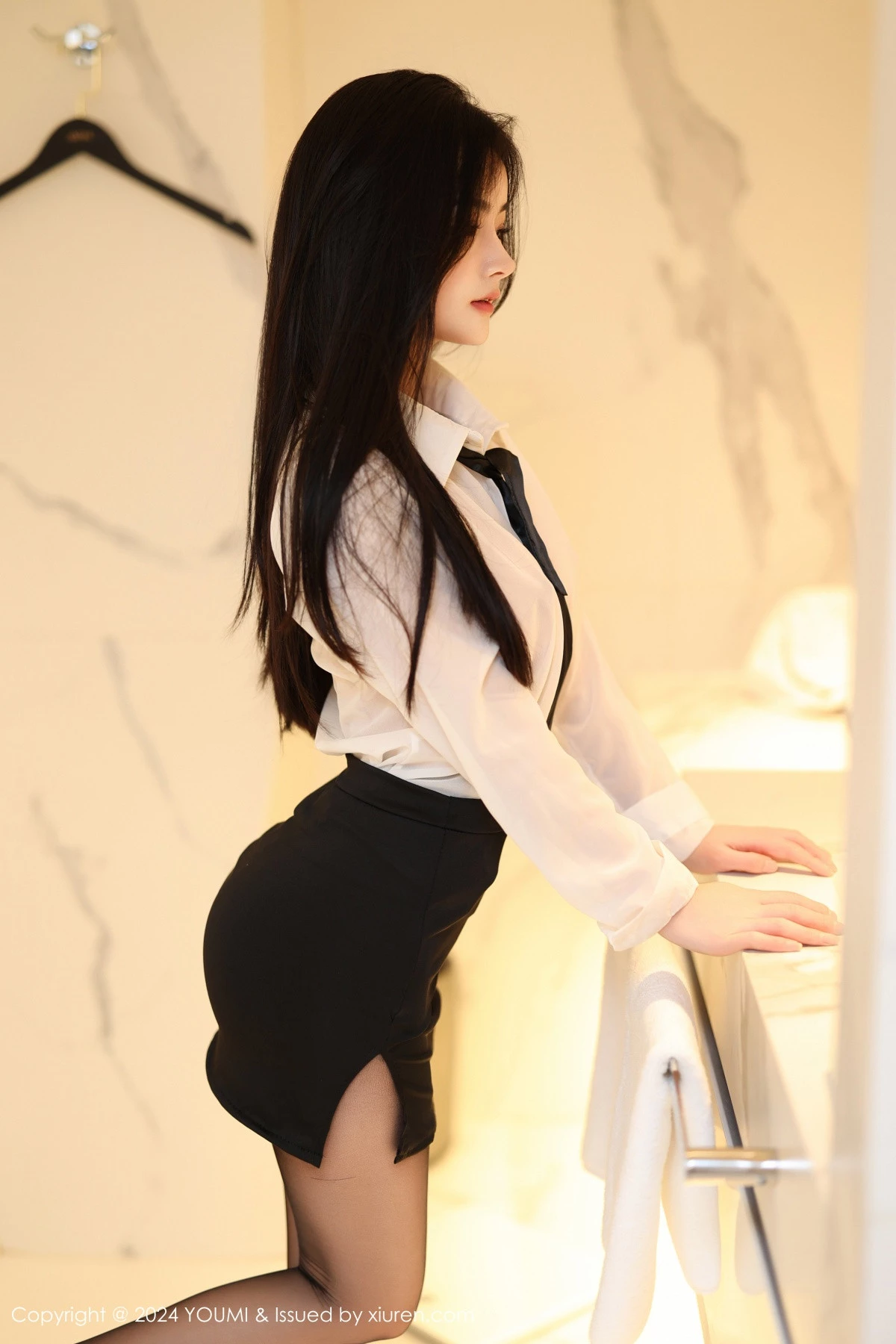 [YouMi尤蜜荟]Vol.1050_模特谭小灵性感薄透白T配黑短裙露超薄黑丝秀翘臀美腿诱惑写真90P