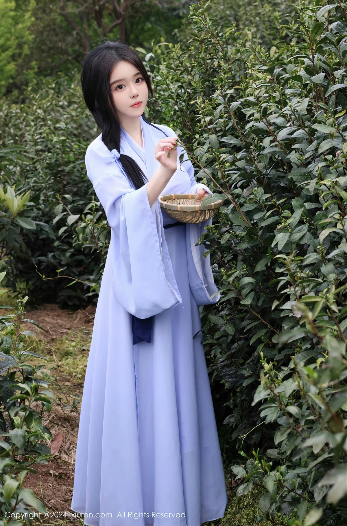 [[XiuRen秀人网]秀人网]No.8386_模特小薯条nienie户外剧情性感蓝色连衣裙半脱秀惹火身材诱惑写真85P