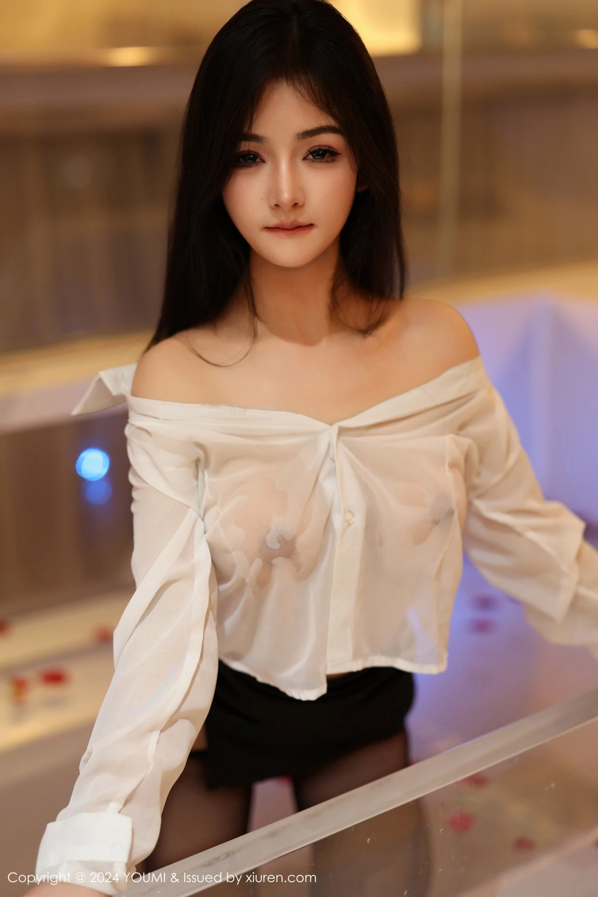 [YouMi尤蜜荟]Vol.1050_模特谭小灵性感薄透白T配黑短裙露超薄黑丝秀翘臀美腿诱惑写真90P