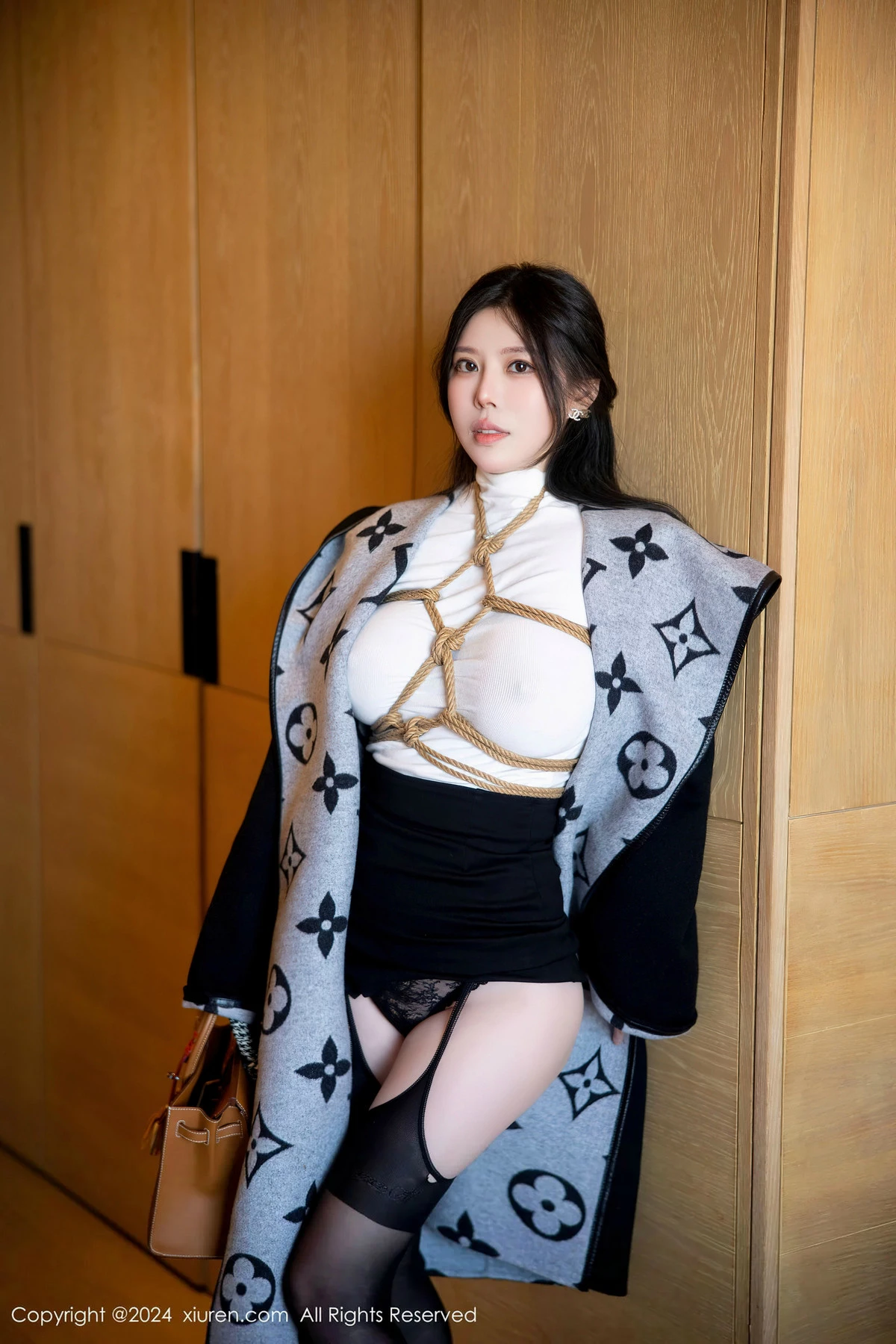 [[XiuRen秀人网]秀人网]No.8390_模特白茹雪私房捆绑艺白色轻透衣配黑丝吊袜秀丰腴身材诱惑写真90P