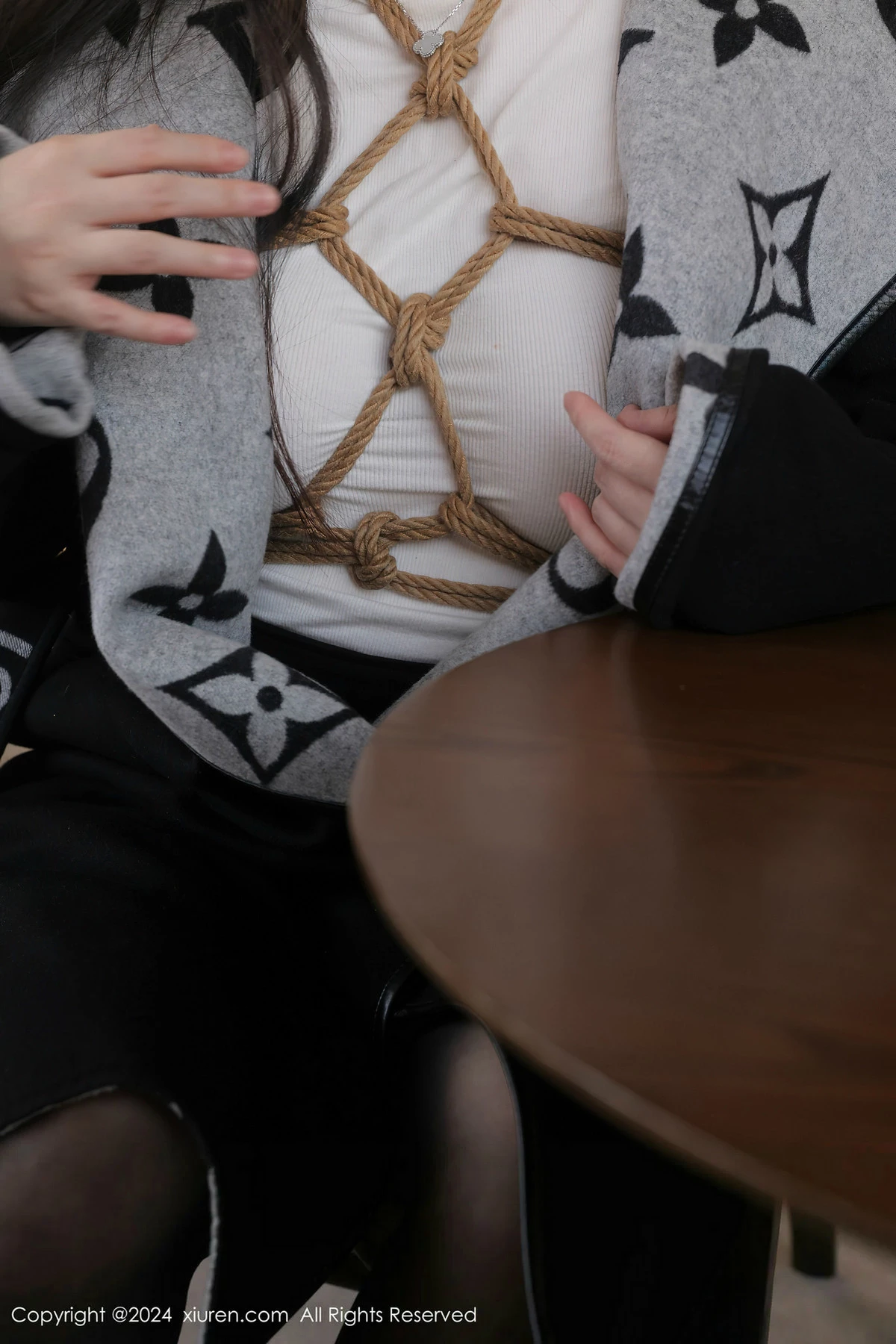 [[XiuRen秀人网]秀人网]No.8390_模特白茹雪私房捆绑艺白色轻透衣配黑丝吊袜秀丰腴身材诱惑写真90P