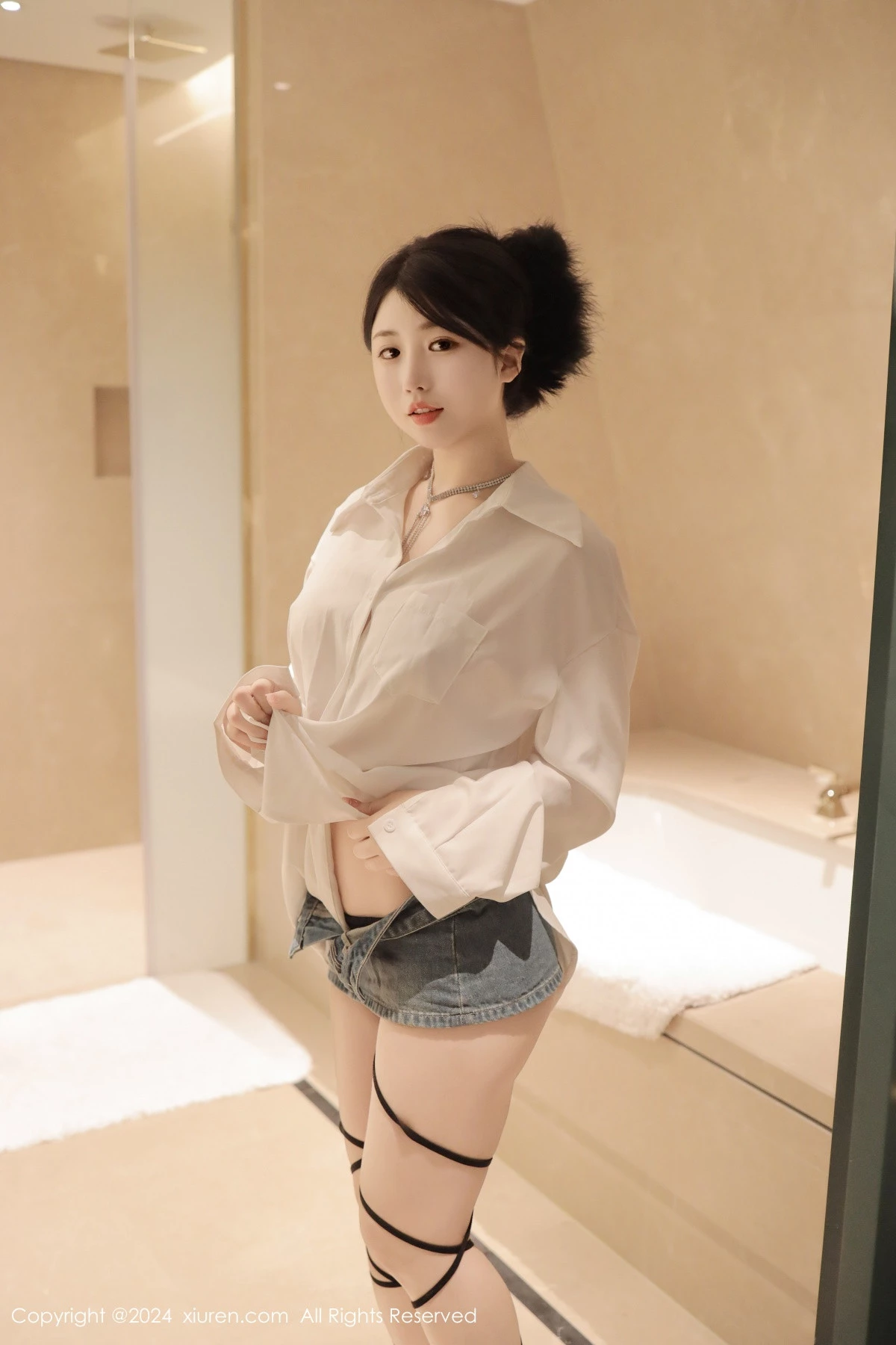 [[XiuRen秀人网]秀人网]No.8400_模特陈小花浴室性感白色轻透上衣配牛仔短裤秀曼妙身姿诱惑写真77P