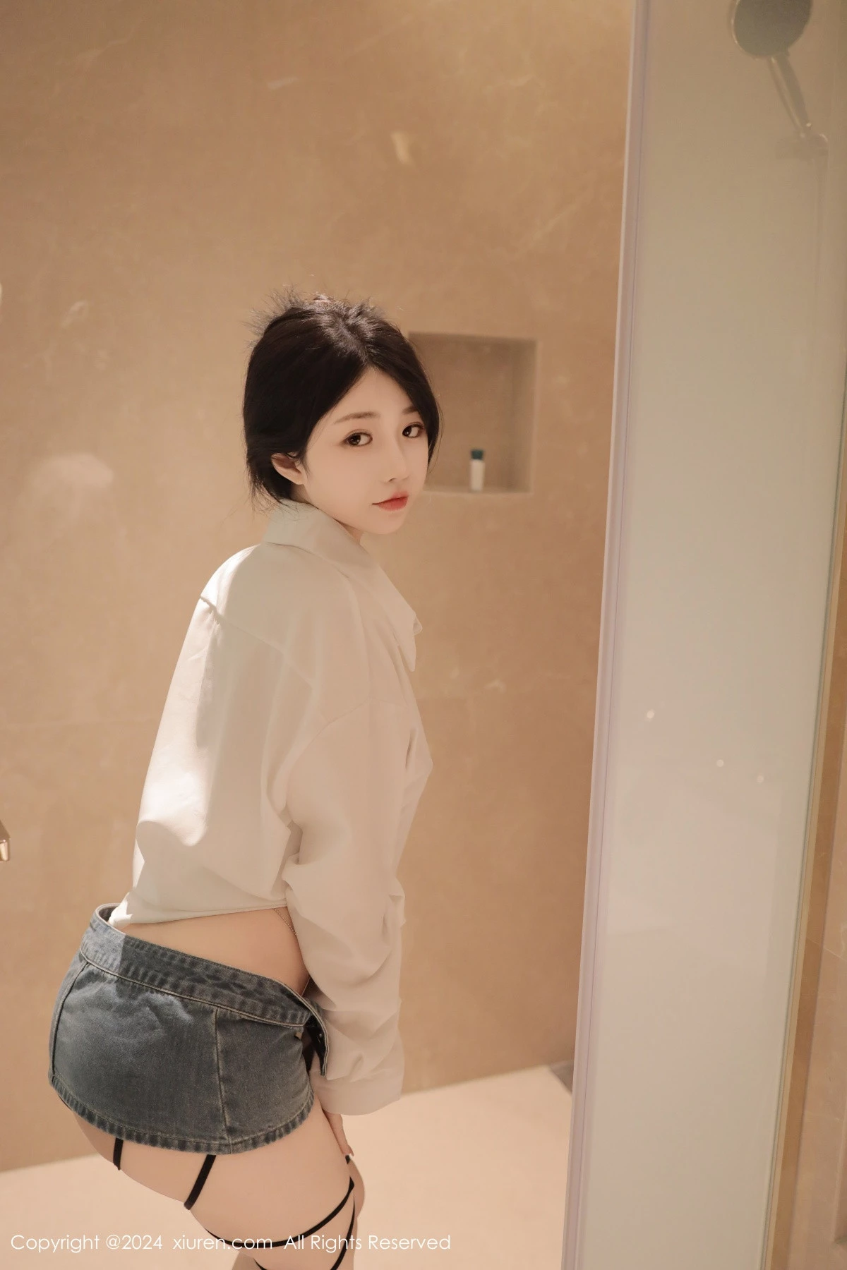 [[XiuRen秀人网]秀人网]No.8400_模特陈小花浴室性感白色轻透上衣配牛仔短裤秀曼妙身姿诱惑写真77P