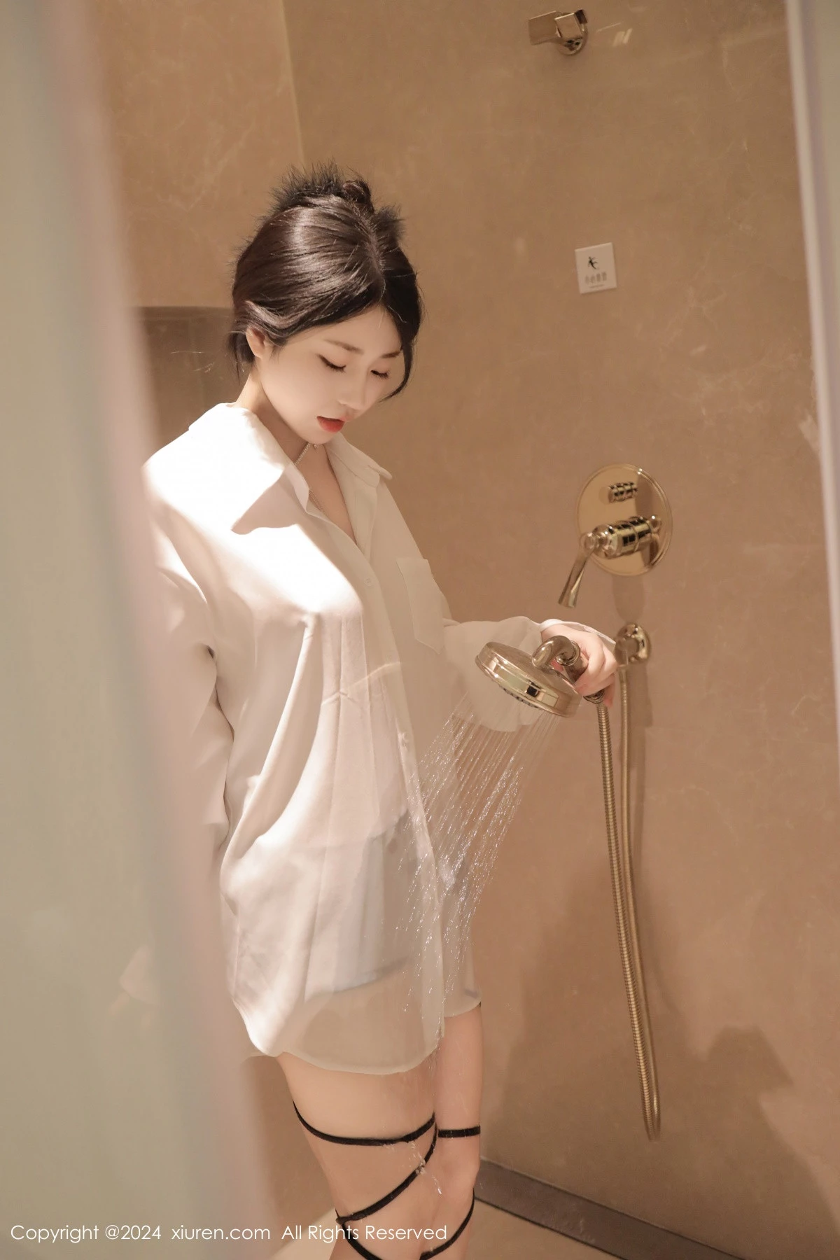 [[XiuRen秀人网]秀人网]No.8400_模特陈小花浴室性感白色轻透上衣配牛仔短裤秀曼妙身姿诱惑写真77P